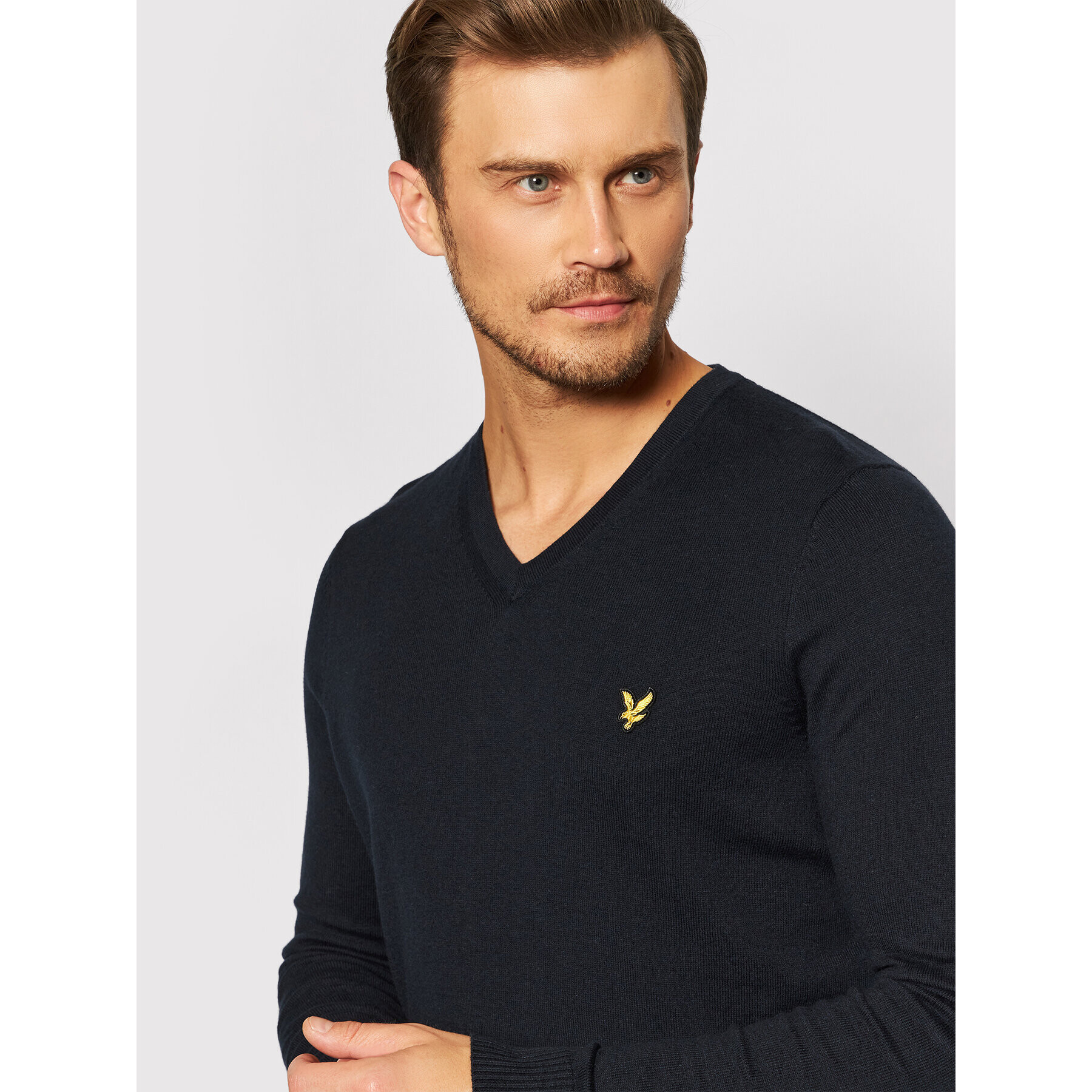 Lyle & Scott Pulover V Neck KN401VC Mornarsko modra Slim Fit - Pepit.si