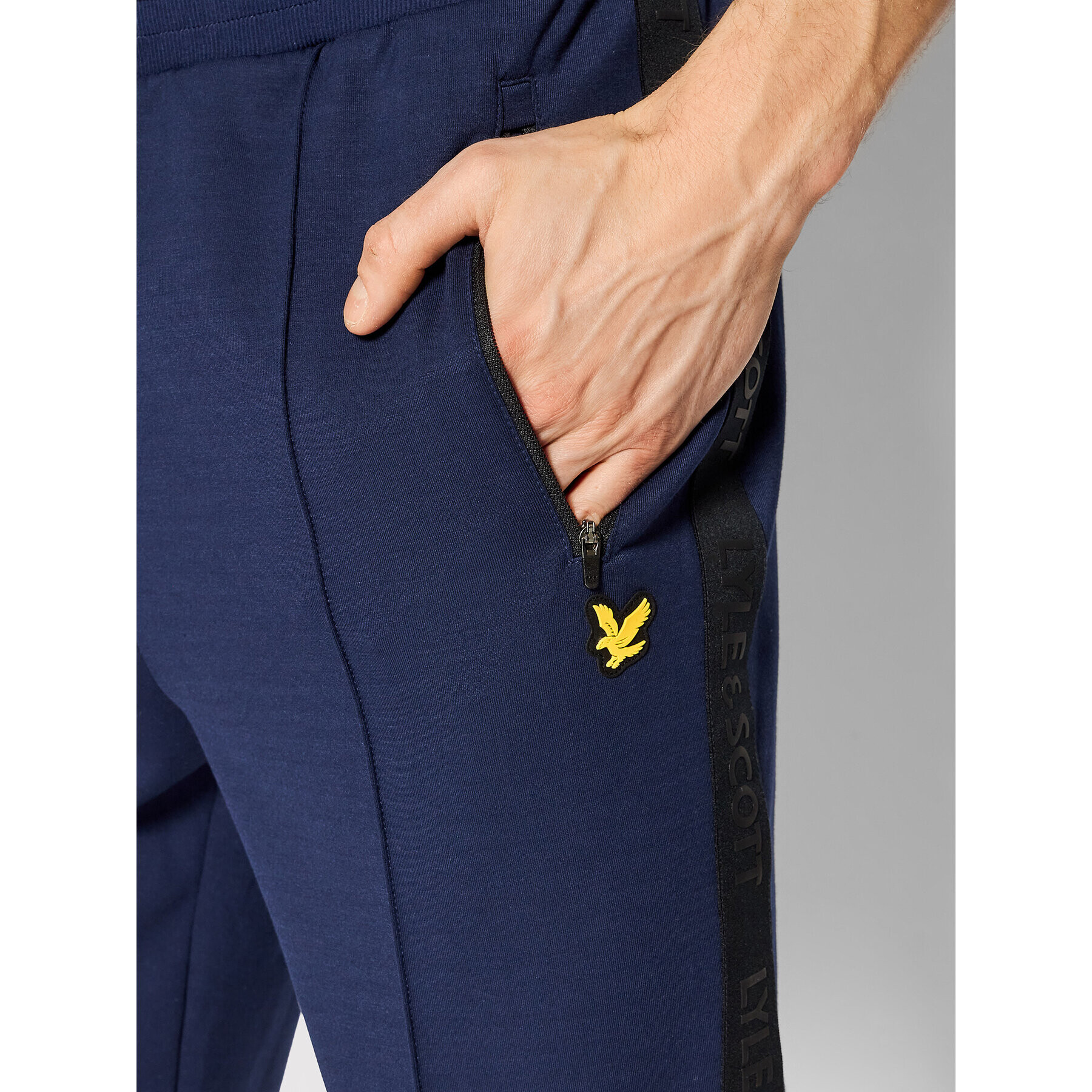 Lyle & Scott Spodnji del trenirke Side Tape TR1485SP Mornarsko modra Regular Fit - Pepit.si