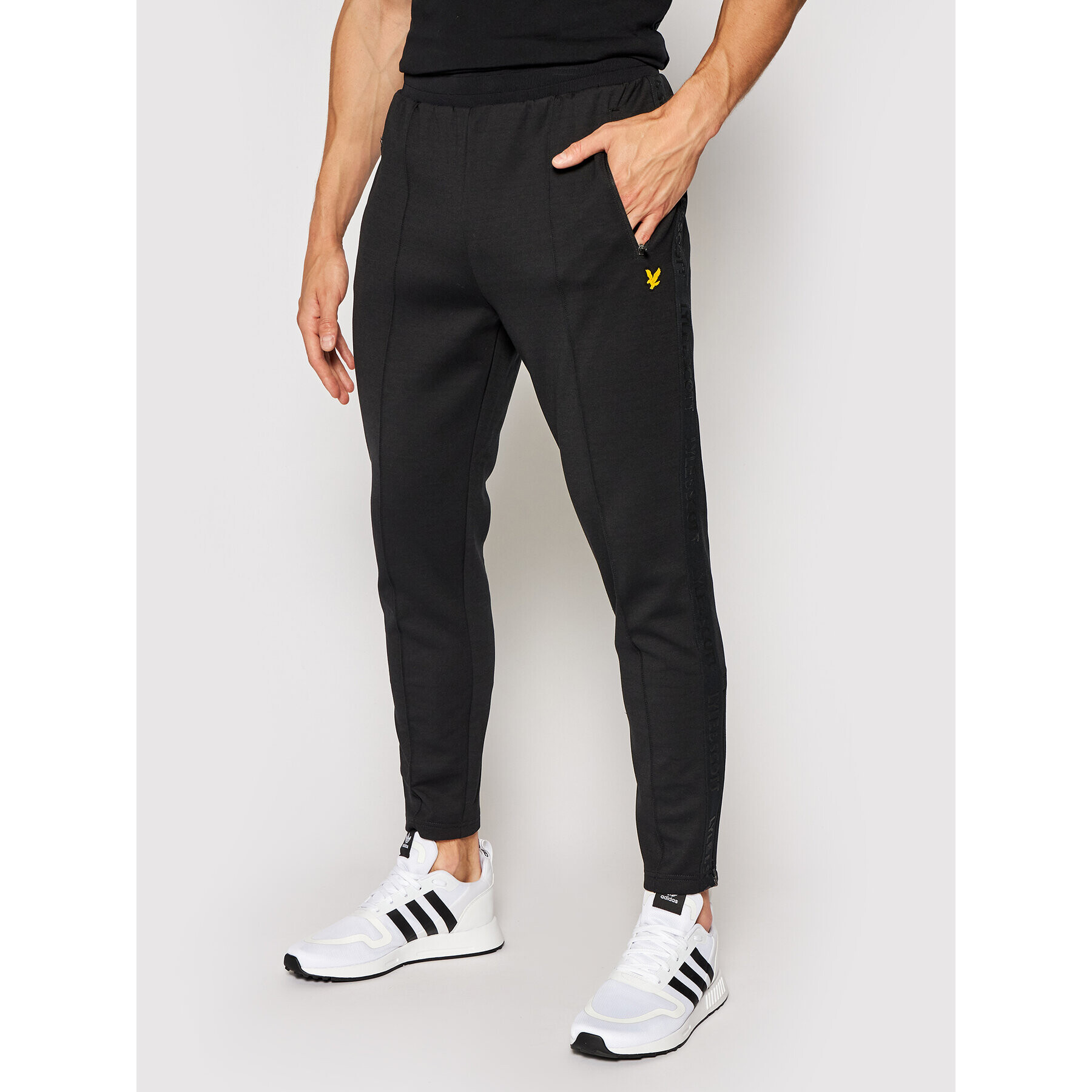 Lyle & Scott Spodnji del trenirke Side Tape Trackies TR1485SP Črna Regular Fit - Pepit.si