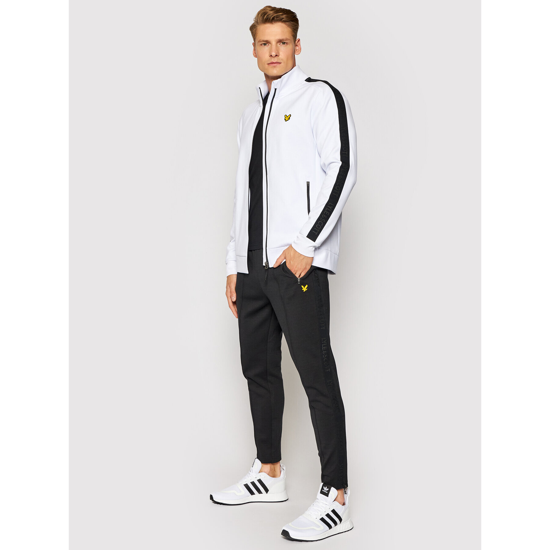 Lyle & Scott Spodnji del trenirke Side Tape Trackies TR1485SP Črna Regular Fit - Pepit.si