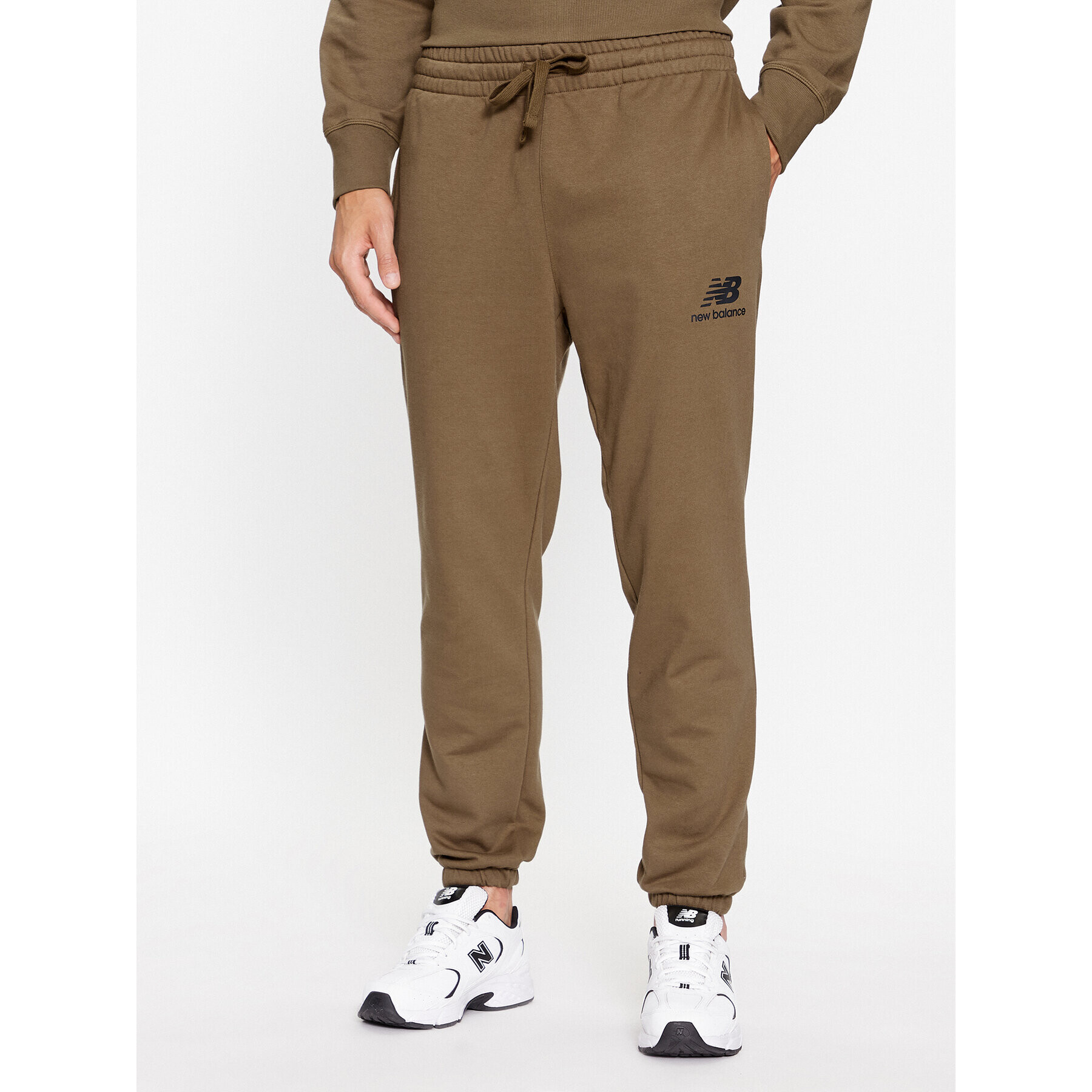 New Balance Spodnji del trenirke Essentials Stacked Logo French Terry Sweatpant MP31539 Rjava Regular Fit - Pepit.si