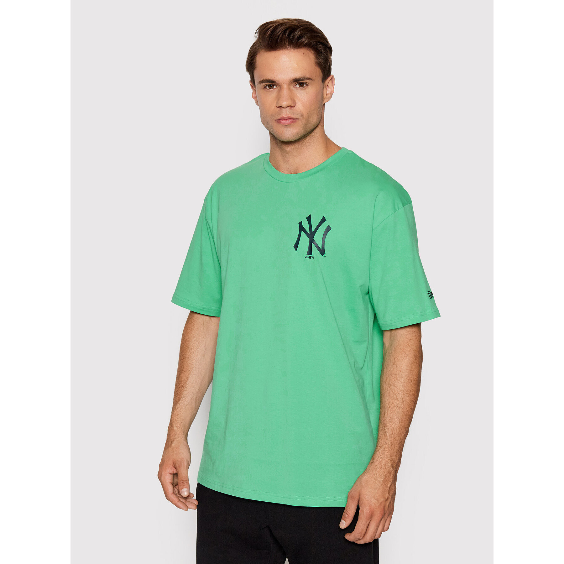 New Era Majica New York Yankees Mlb League Essential 13083961 Zelena Oversize - Pepit.si