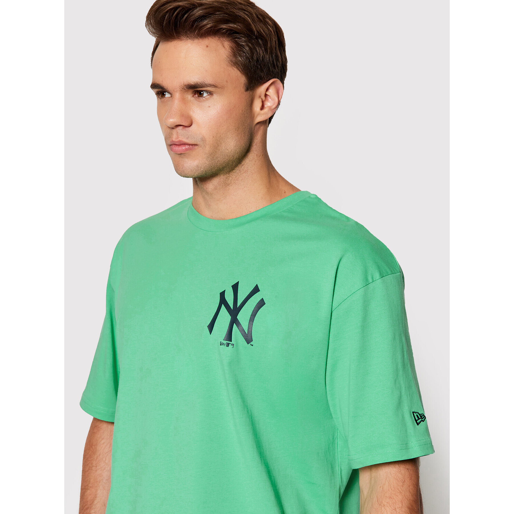 New Era Majica New York Yankees Mlb League Essential 13083961 Zelena Oversize - Pepit.si