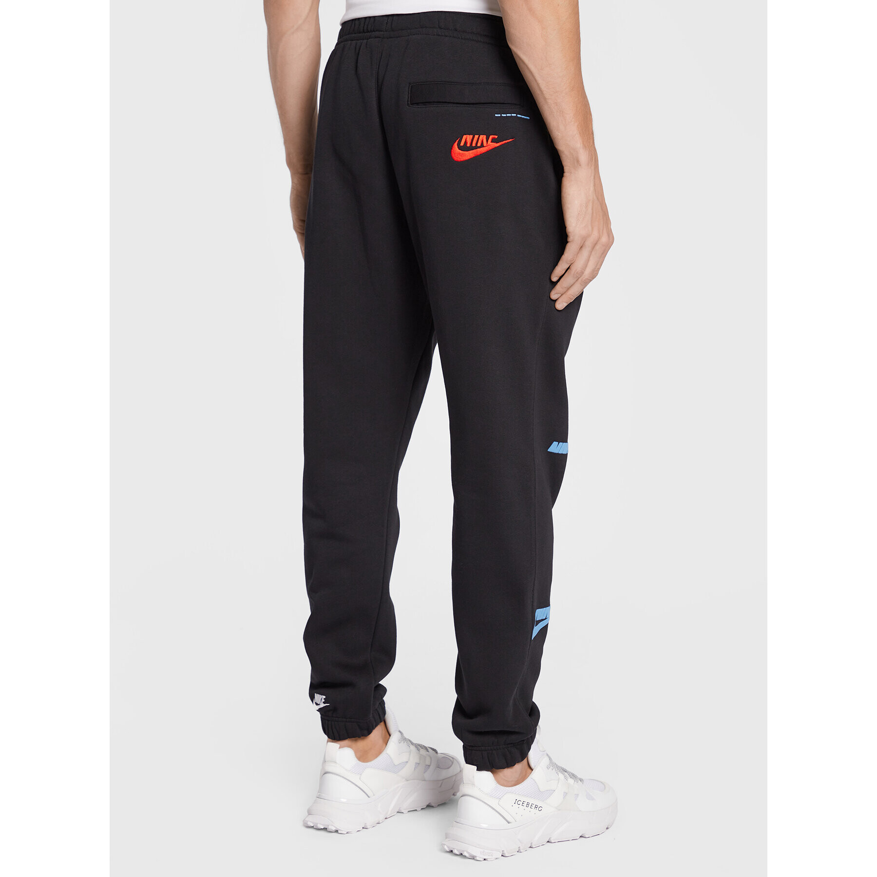 Nike Spodnji del trenirke Sportswear Sport Essentials+ DM6871 Črna Regular Fit - Pepit.si