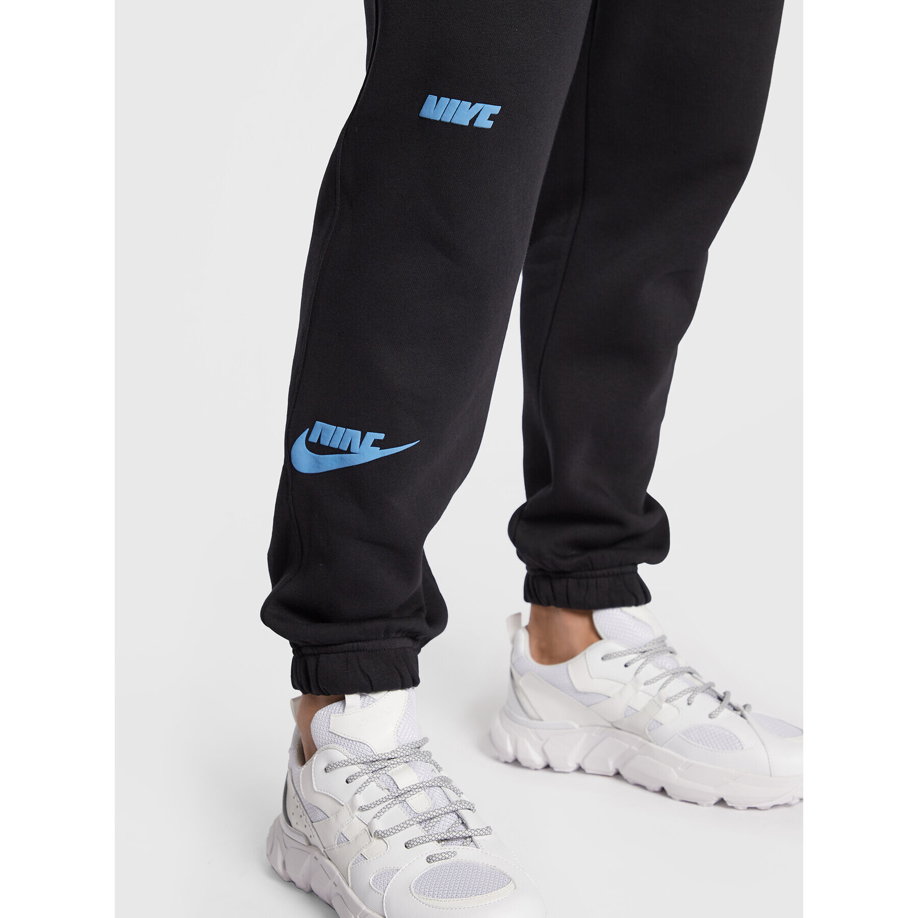 Nike Spodnji del trenirke Sportswear Sport Essentials+ DM6871 Črna Regular Fit - Pepit.si