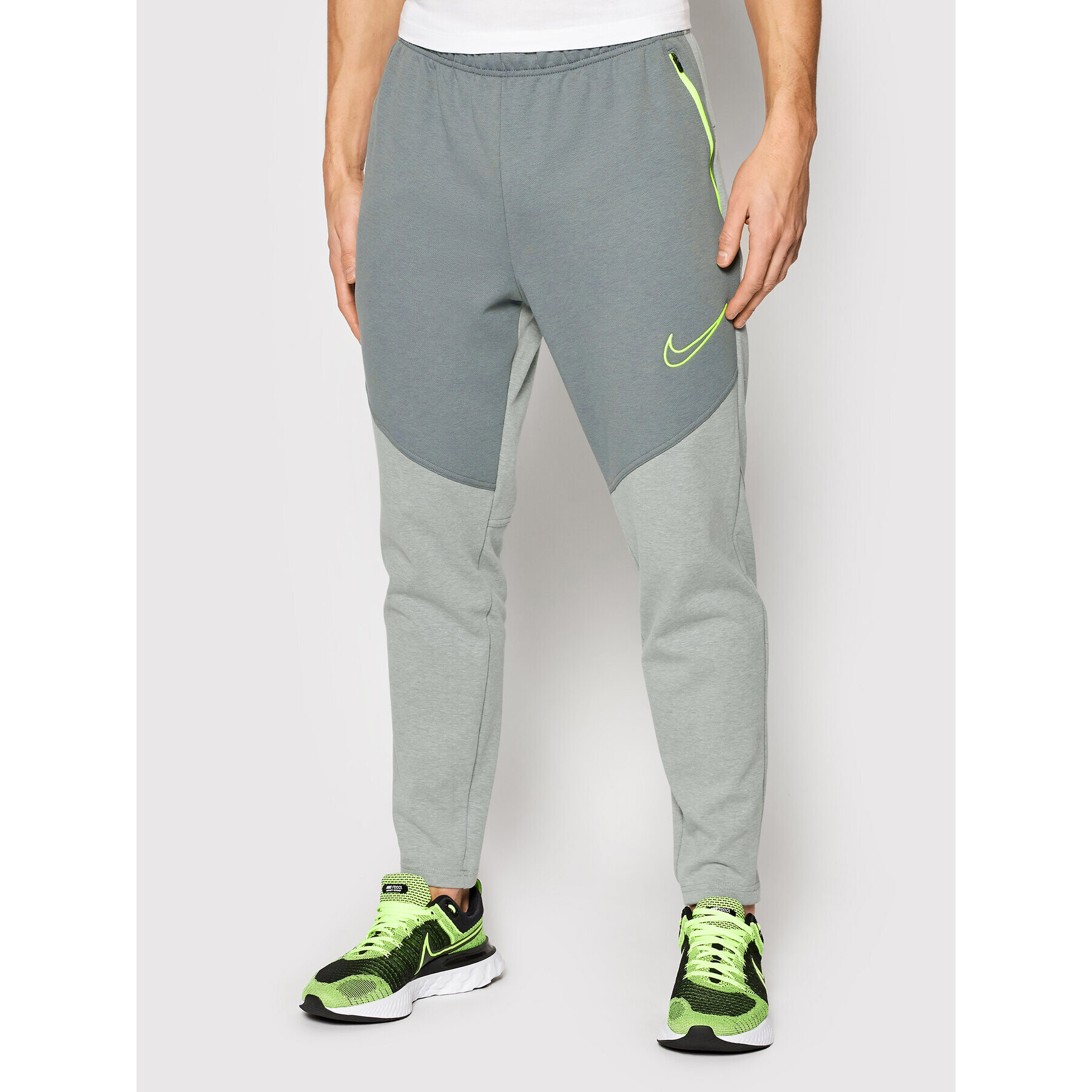 Nike Spodnji del trenirke Therma-Fit DD2108 Siva Regular Fit - Pepit.si