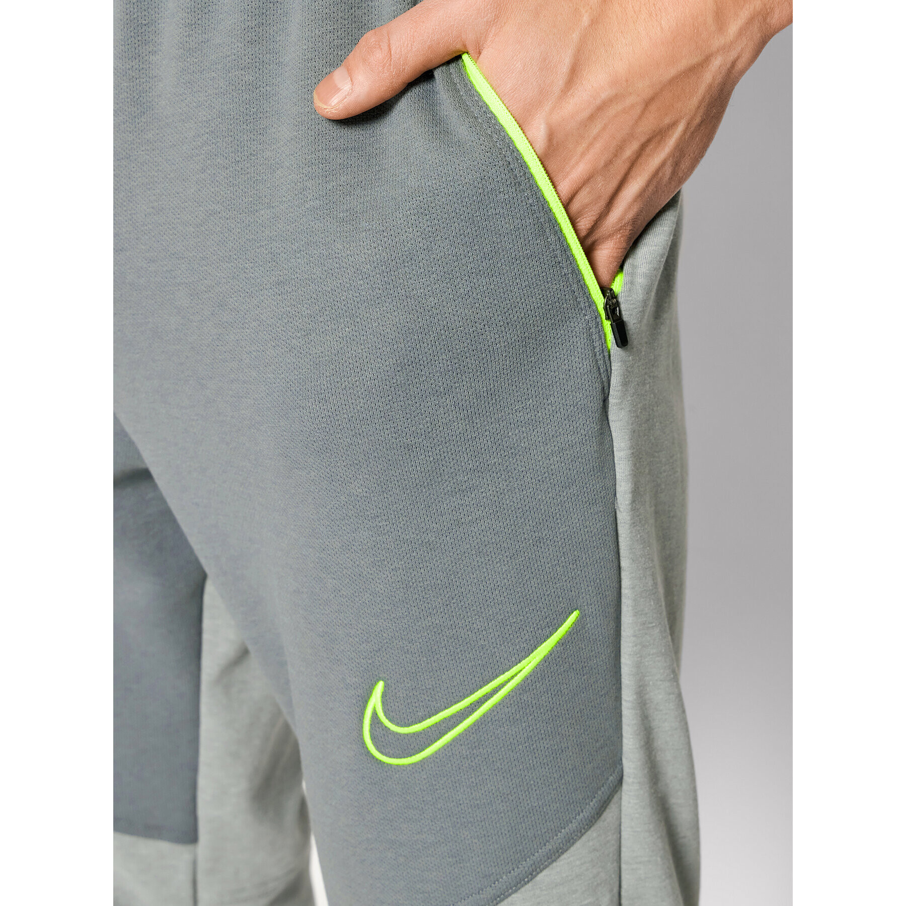 Nike Spodnji del trenirke Therma-Fit DD2108 Siva Regular Fit - Pepit.si