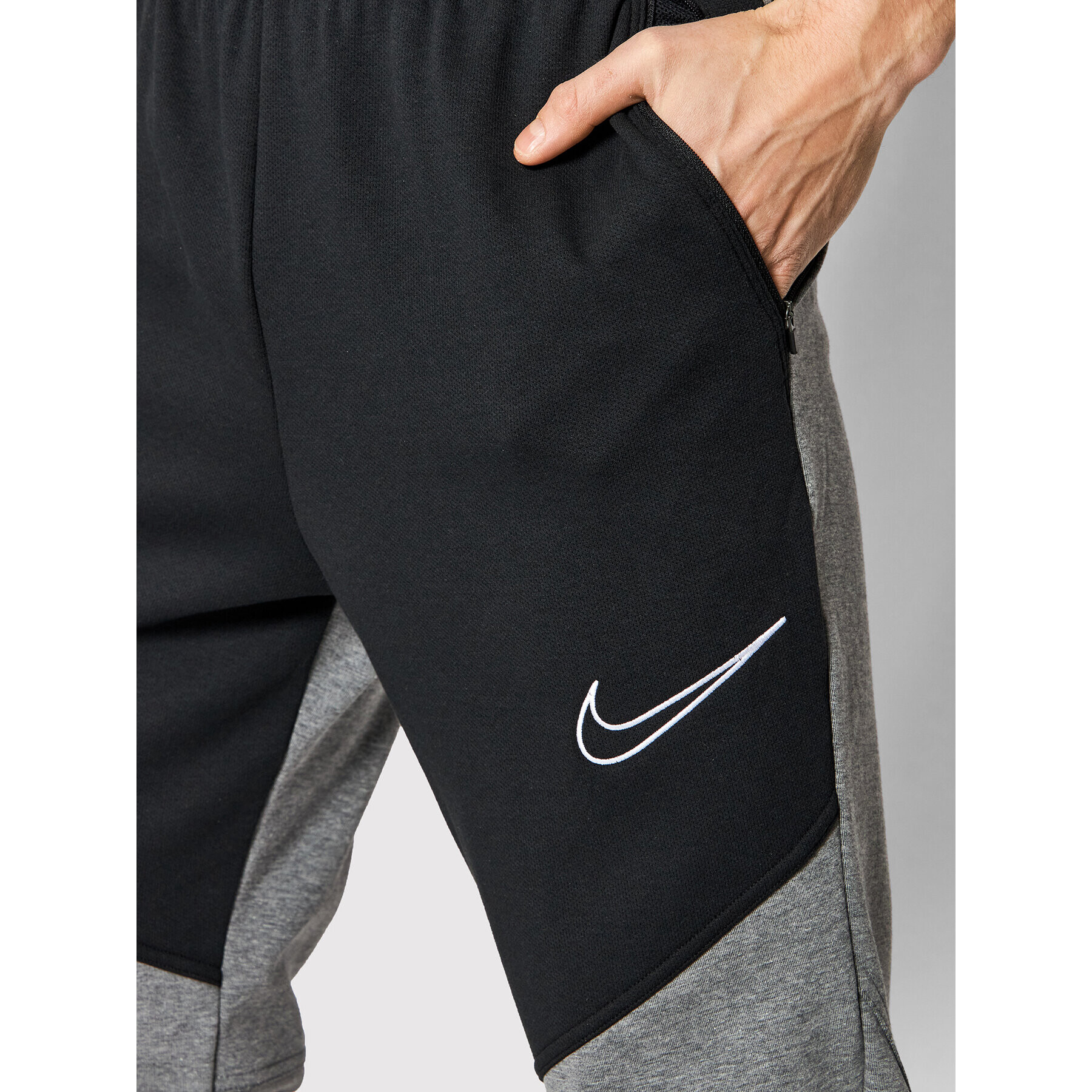 Nike Spodnji del trenirke Therma-Fit DD2108 Siva Standard Fit - Pepit.si