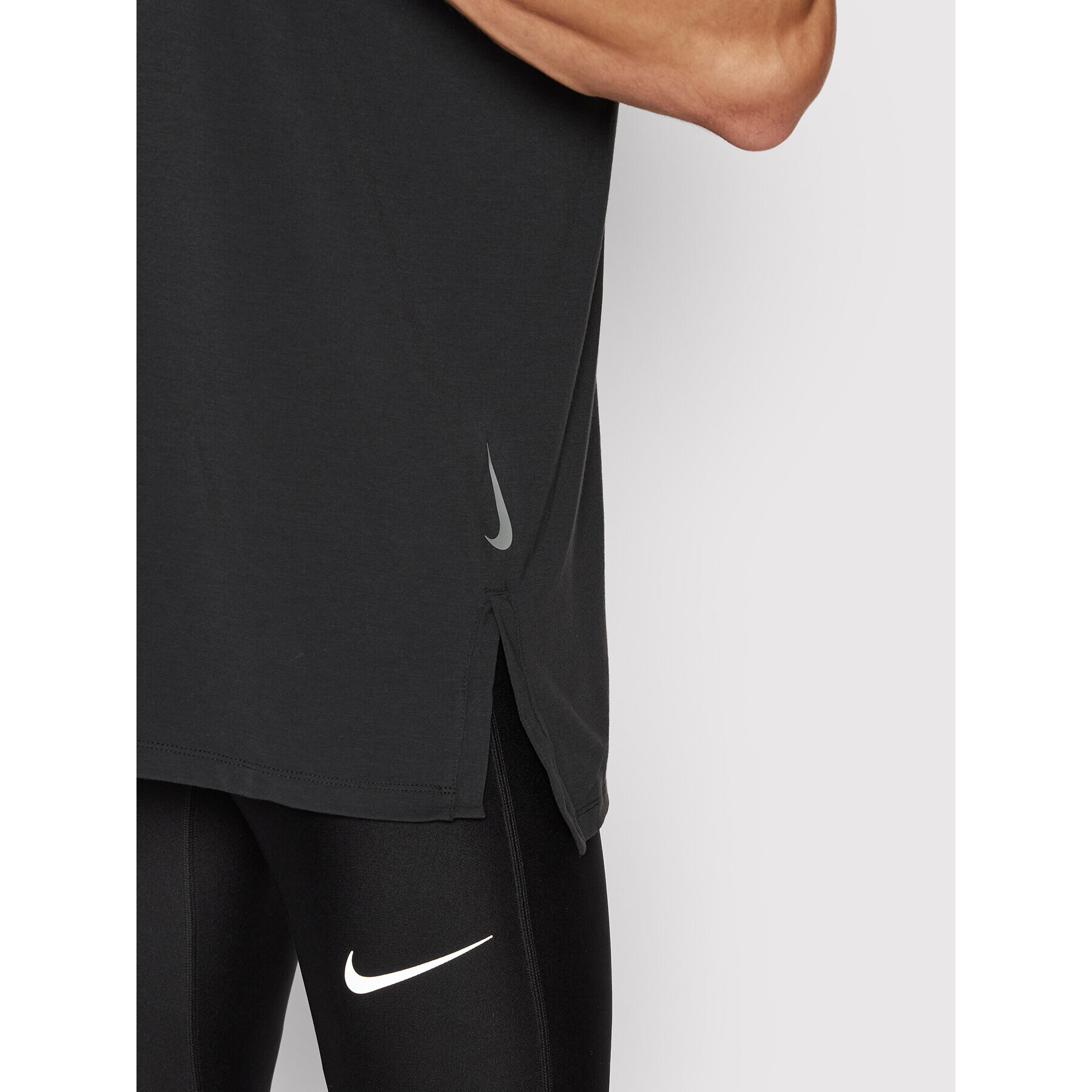 Nike Športna majica Yoga Dri-FIT BV4034 Črna Slim Fit - Pepit.si