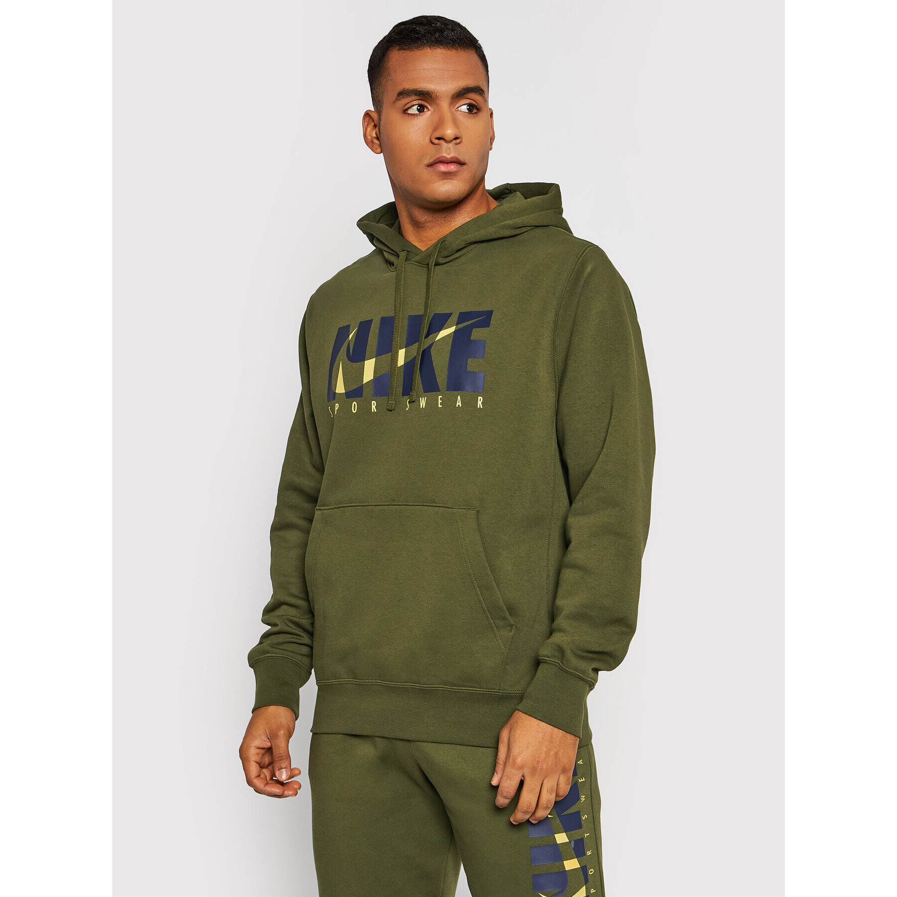 Nike Trenirka Sportswear Graphic DD5242 Zelena Regular Fit - Pepit.si