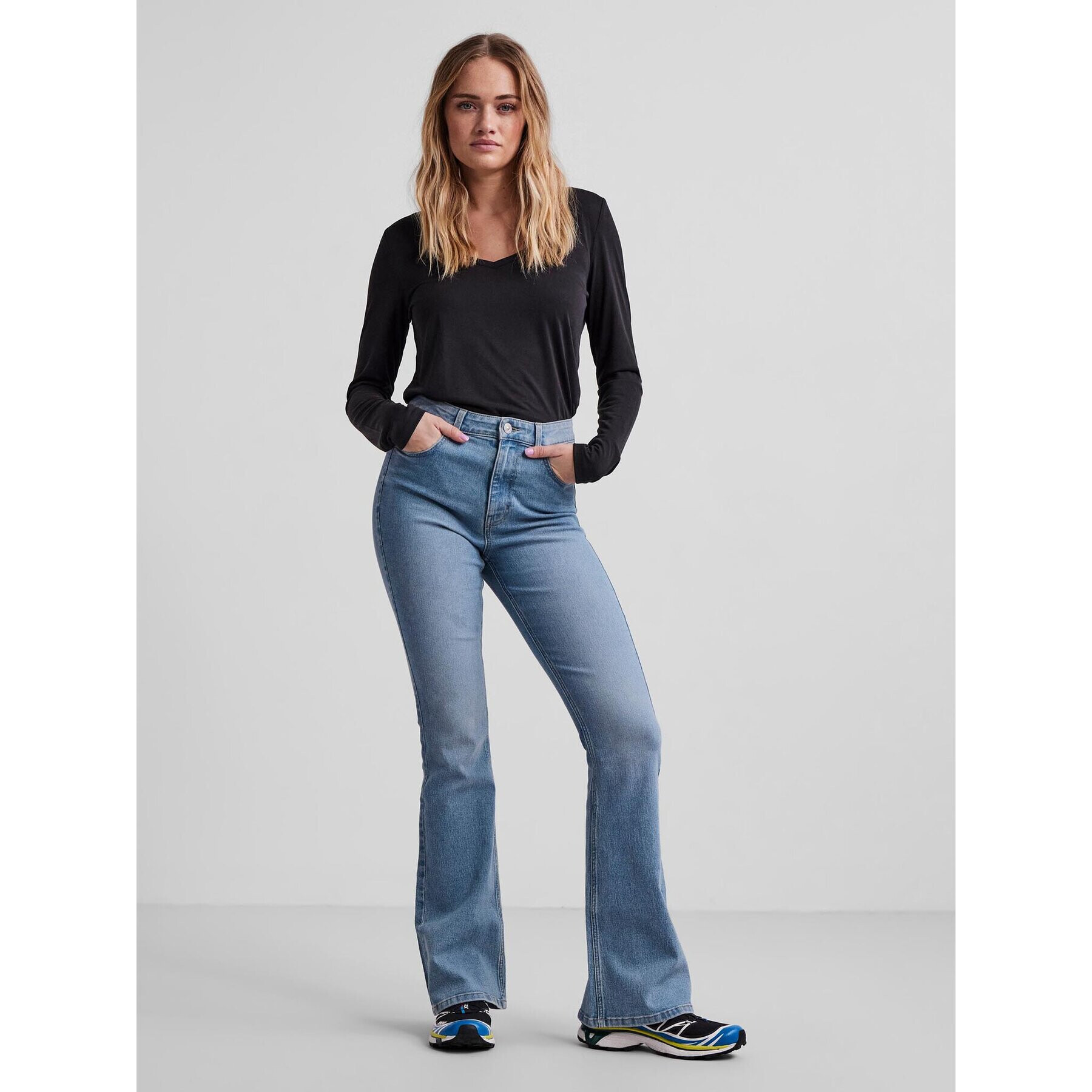 Pieces Jeans hlače Peggy 17123711 Modra Slim Fit - Pepit.si