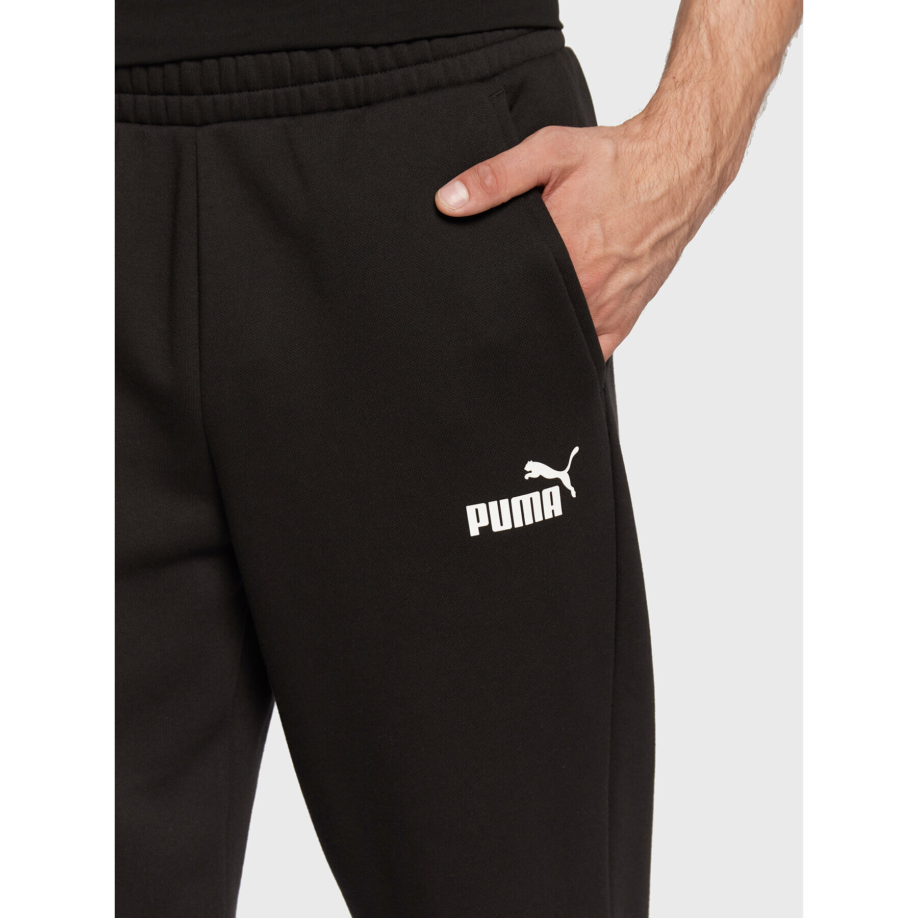 Puma Spodnji del trenirke Essentials Logo 586718 Črna Regular Fit - Pepit.si