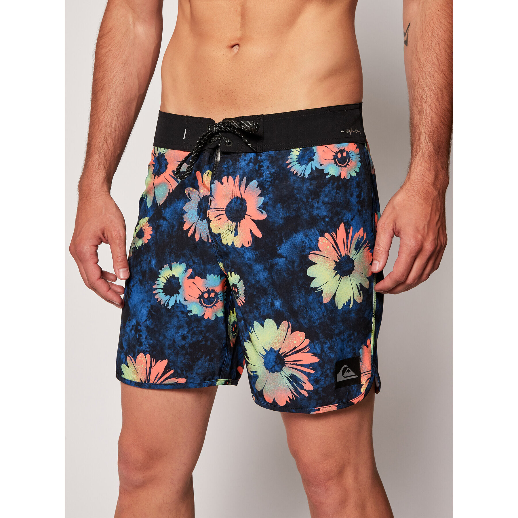 Quiksilver Kopalne hlače Highline Sprayed Daisy 17" EQYBS04329 Pisana Regular Fit - Pepit.si