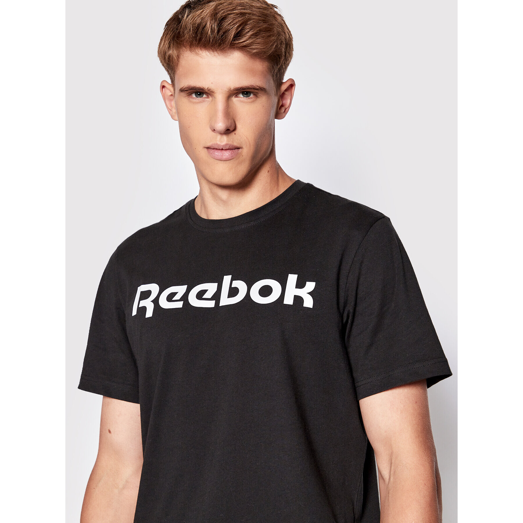 Reebok Majica Classic Graphic Series Linear Logo GJ0136 Črna Slim Fit - Pepit.si