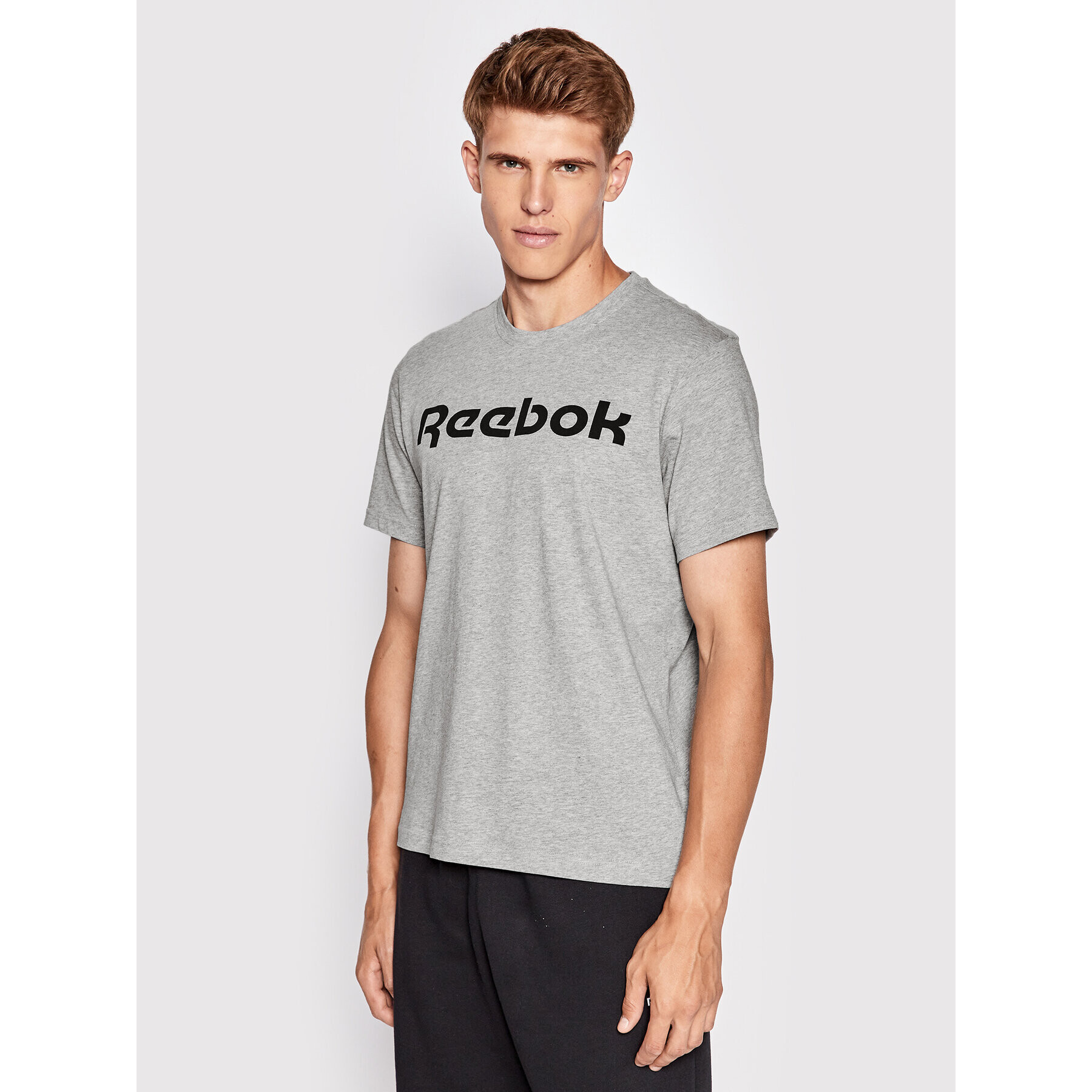 Reebok Majica Graphic Series Linear Logo FP9162 Siva Slim Fit - Pepit.si