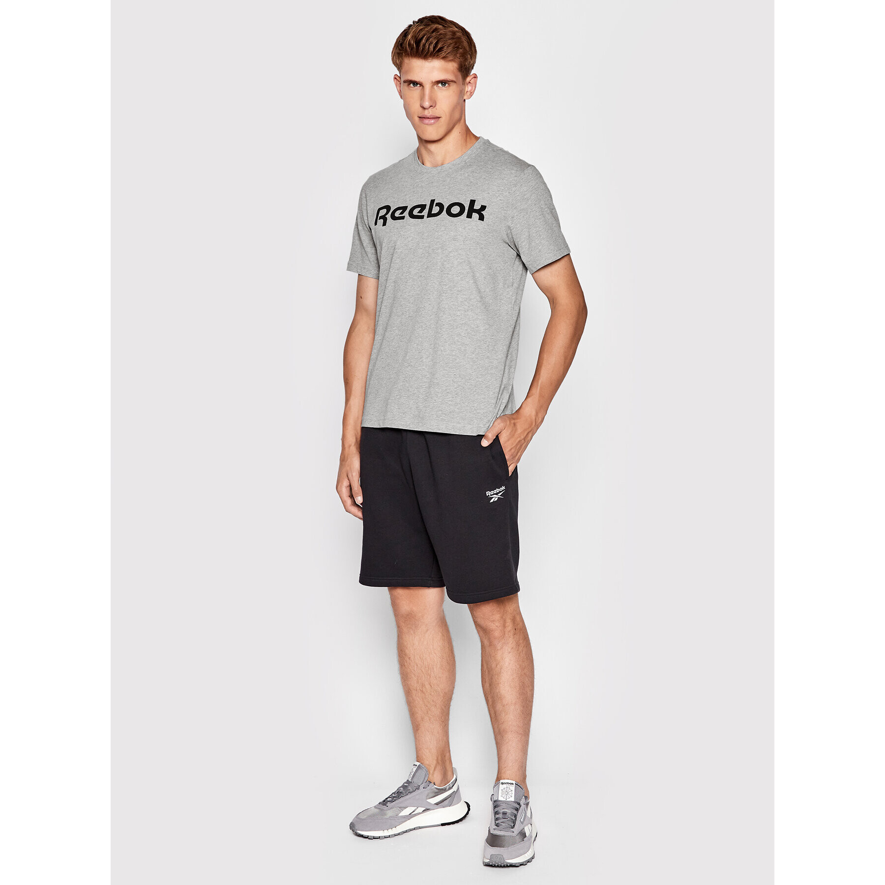 Reebok Majica Graphic Series Linear Logo FP9162 Siva Slim Fit - Pepit.si