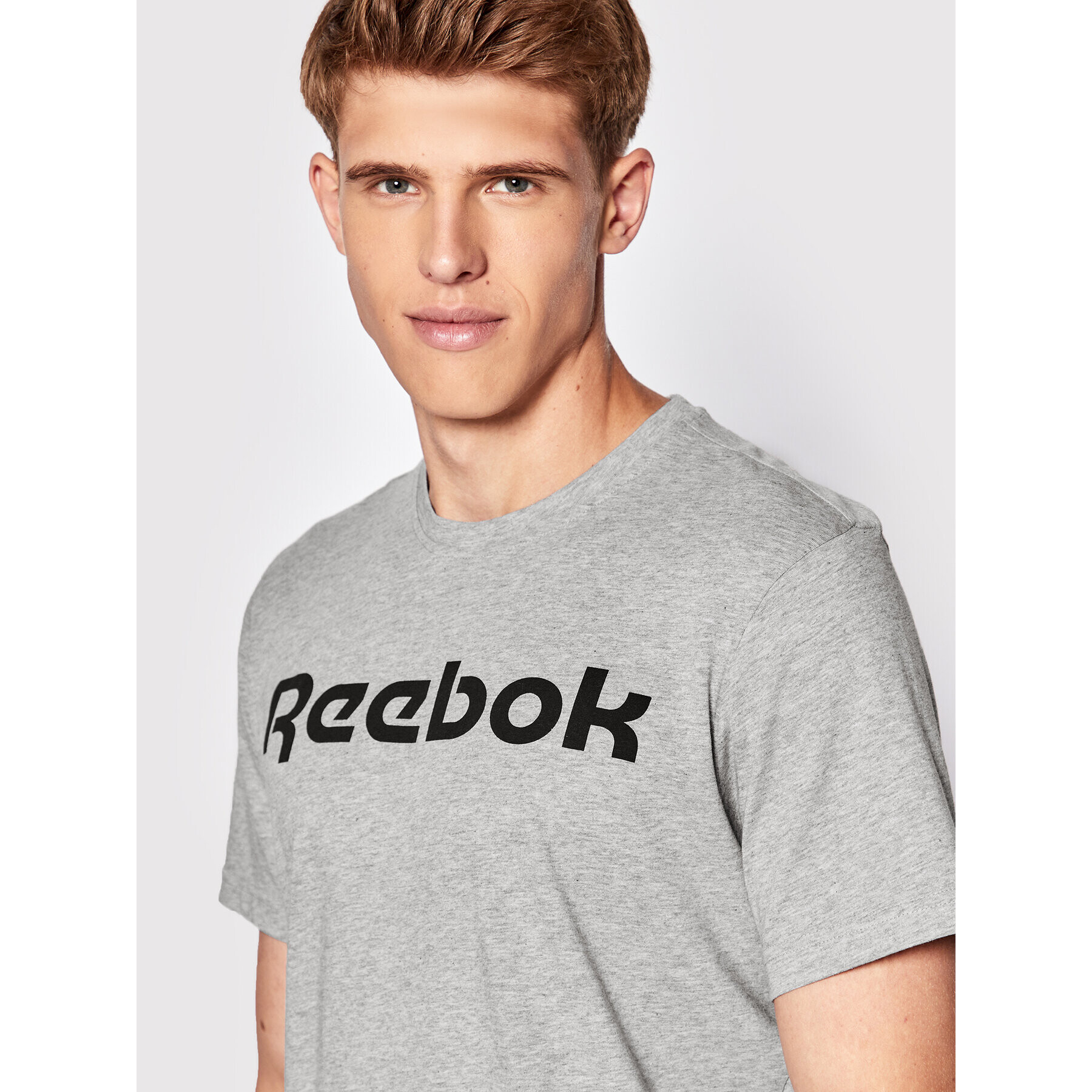 Reebok Majica Graphic Series Linear Logo FP9162 Siva Slim Fit - Pepit.si