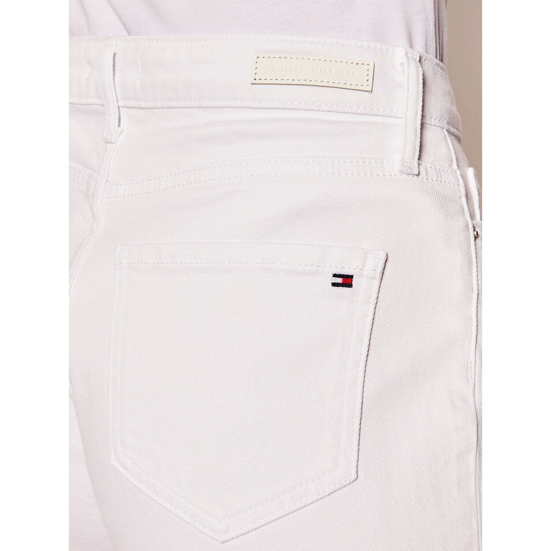 Tommy Hilfiger Jeans kratke hlače Rome WW0WW27414 Bela Slim Fit - Pepit.si