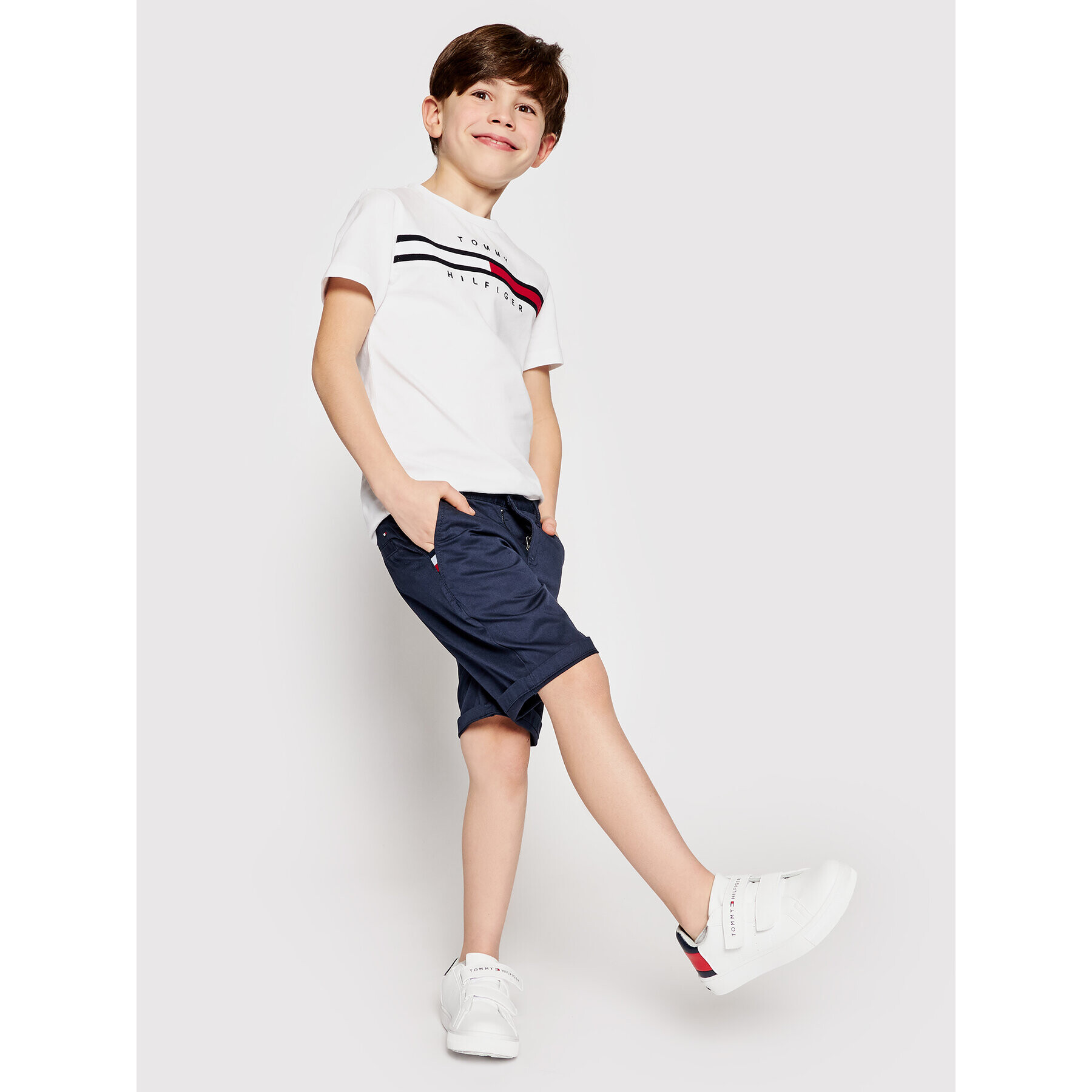 Tommy Hilfiger Kratke hlače iz tkanine Essential Chino KB0KB06322 D Mornarsko modra Slim Fit - Pepit.si