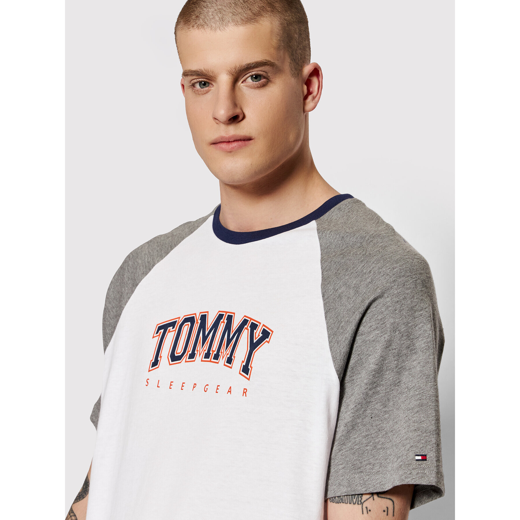 Tommy Hilfiger Majica Cn Ss Logo UM0UM02351 Bela Regular Fit - Pepit.si