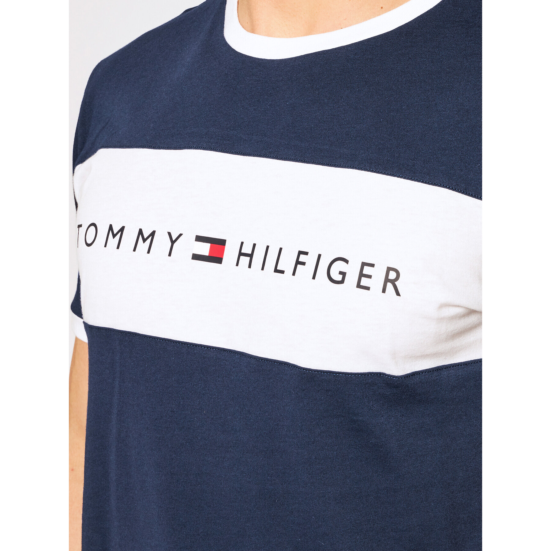 Tommy Hilfiger Majica Logo Flag UM0UM01170 Mornarsko modra Regular Fit - Pepit.si