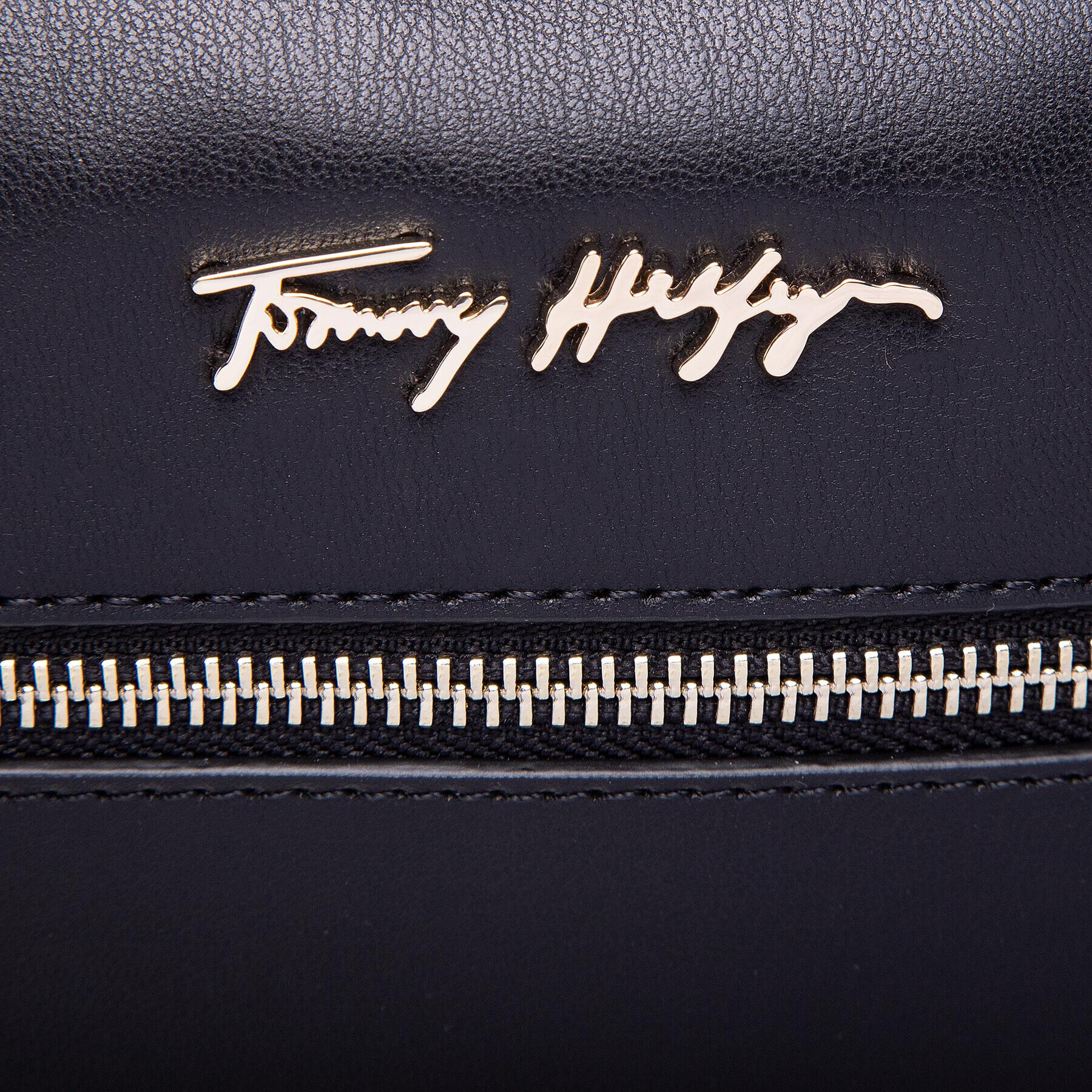 Tommy Hilfiger Ročna torba Iconic Tommy Camera Bag AW0AW09659 Črna - Pepit.si