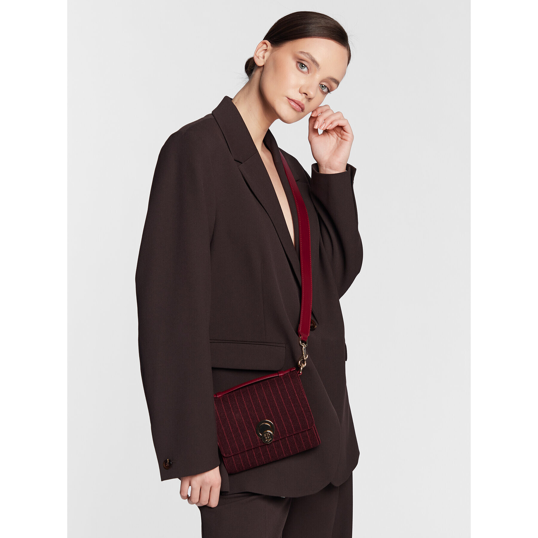 Tommy Hilfiger Ročna torba Th Chic Crossover Pinstripe AW0AW13405 Bordo rdeča - Pepit.si