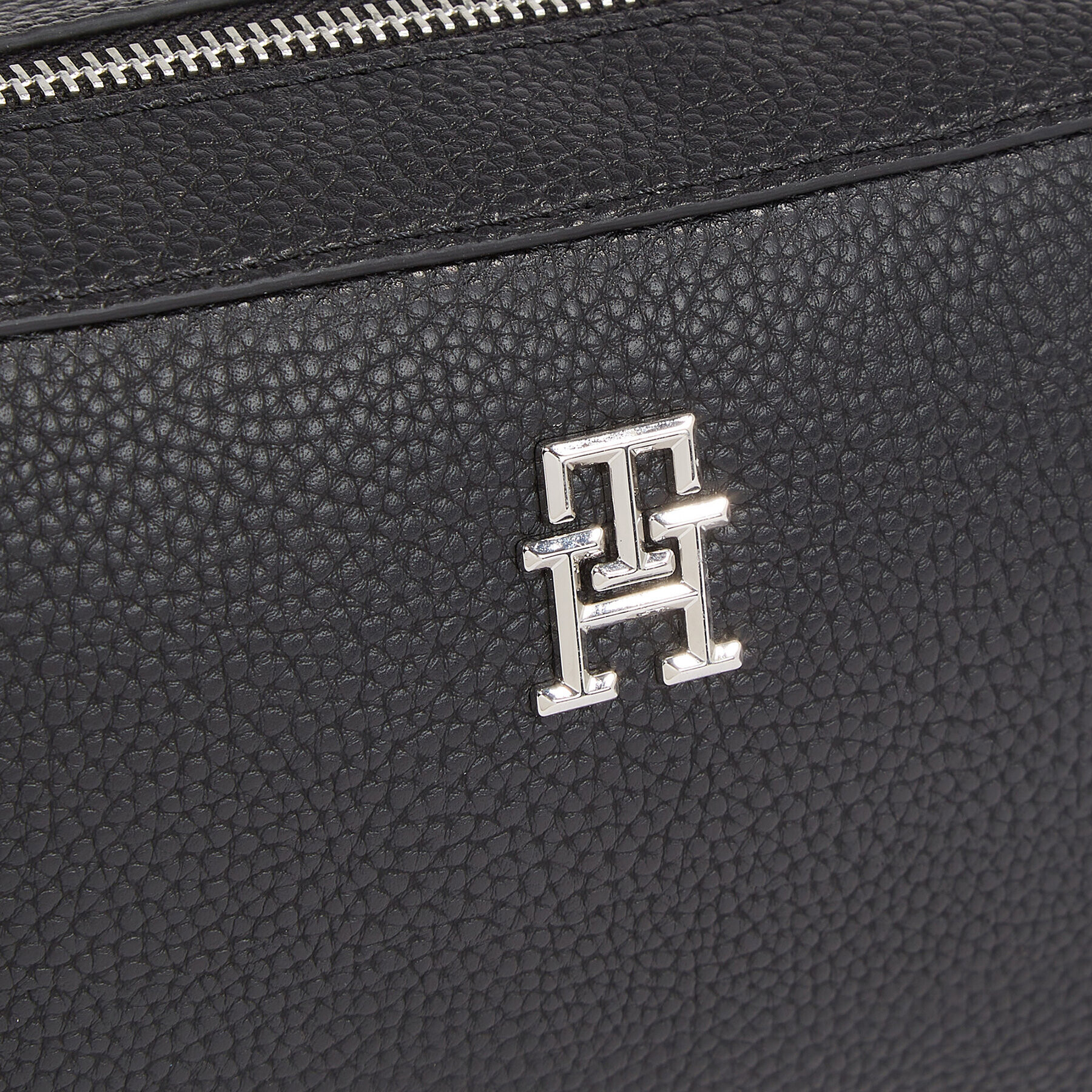 Tommy Hilfiger Ročna torba Th Emblem Camera Bag AW0AW15179 Črna - Pepit.si