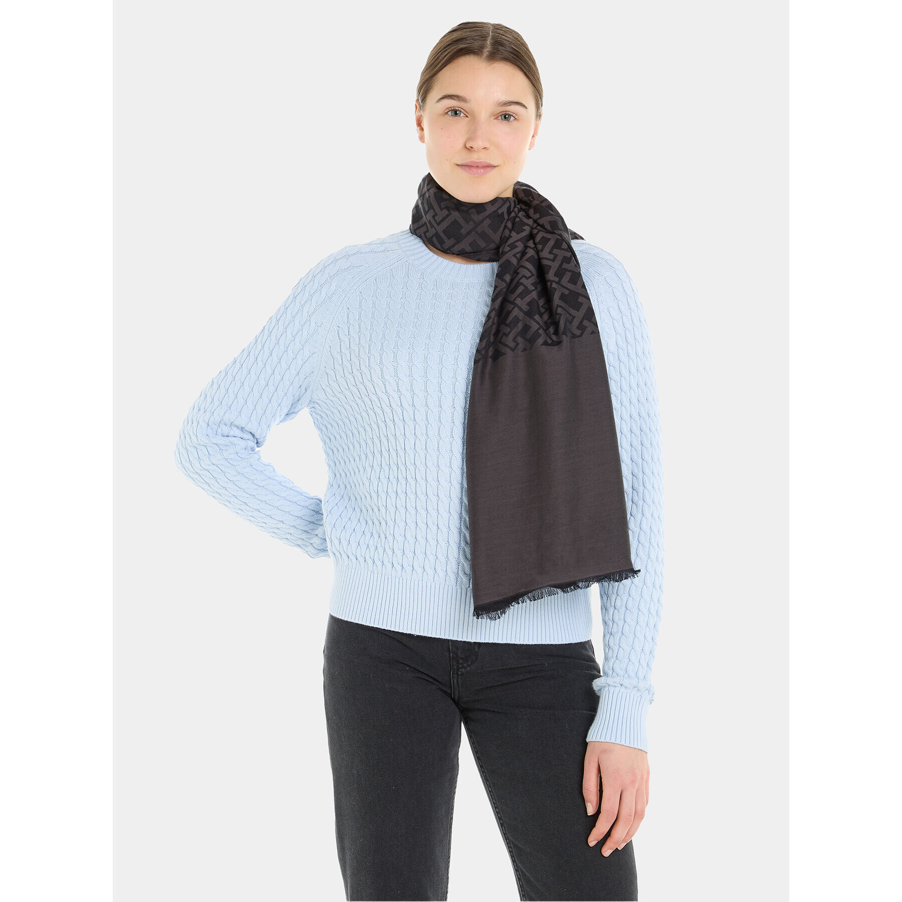 Tommy Hilfiger Ruta Monogram Micromodal Scarf AW0AW15622 Črna - Pepit.si