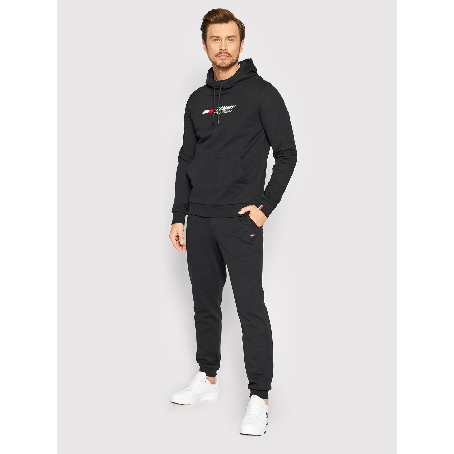 Tommy Hilfiger Spodnji del trenirke Essentials MW0MW22740 Črna Regular Fit - Pepit.si