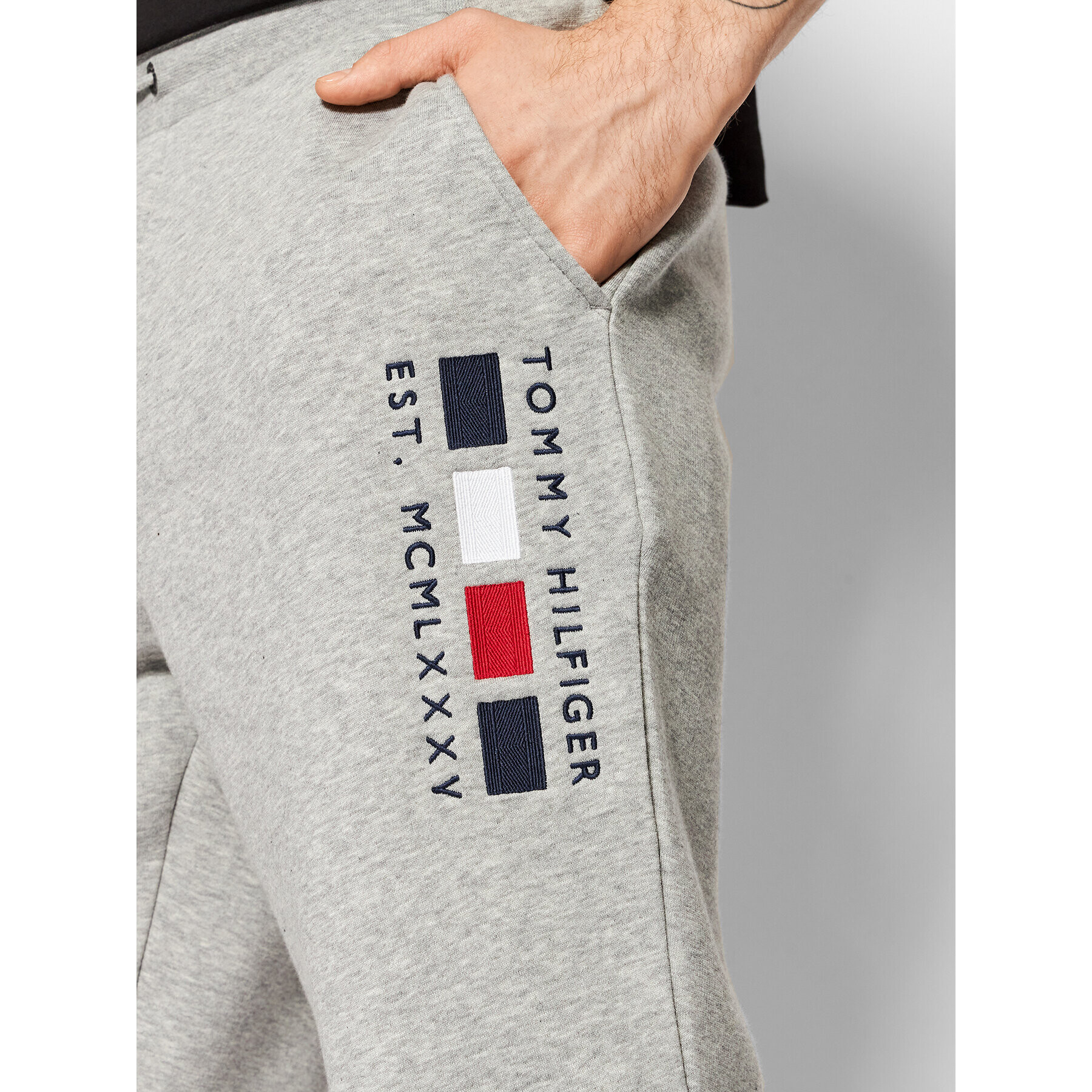 Tommy Hilfiger Spodnji del trenirke Four Flags MW0MW20134 Siva Regular Fit - Pepit.si