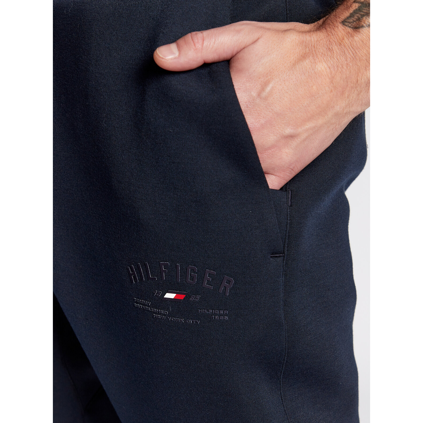 Tommy Hilfiger Spodnji del trenirke Graphic MW0MW28946 Mornarsko modra Regular Fit - Pepit.si