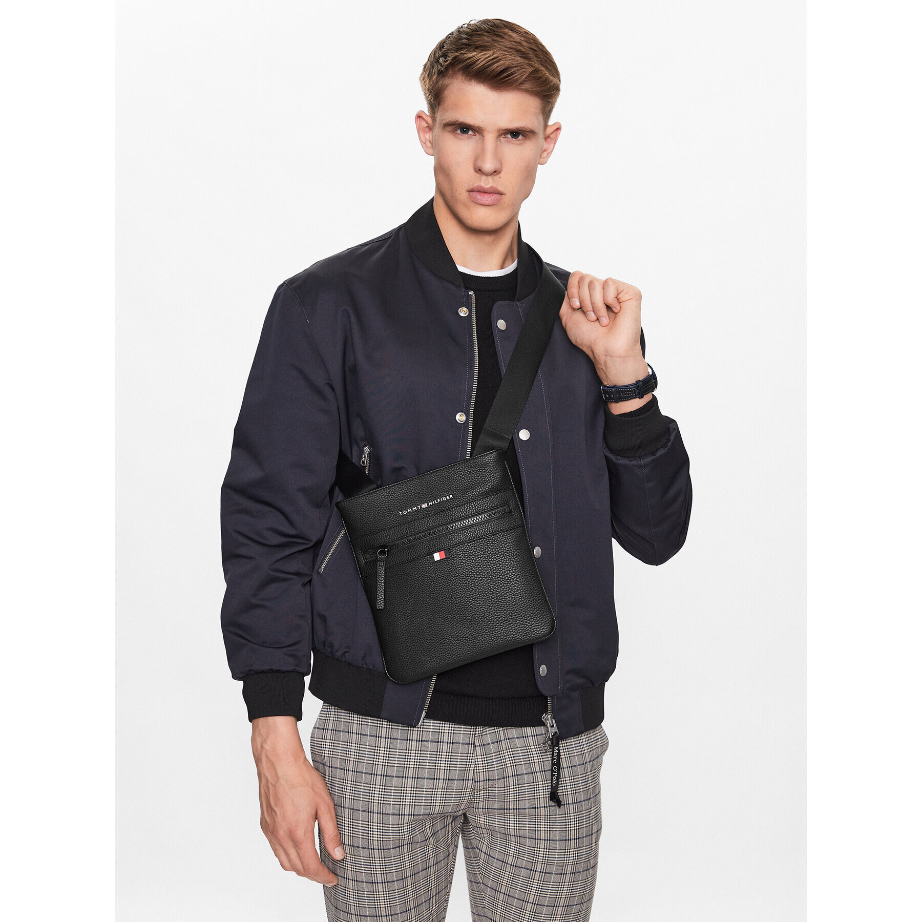 Tommy Hilfiger Torbica za okrog pasu Essential Pu Crossover AM0AM09506 Črna - Pepit.si