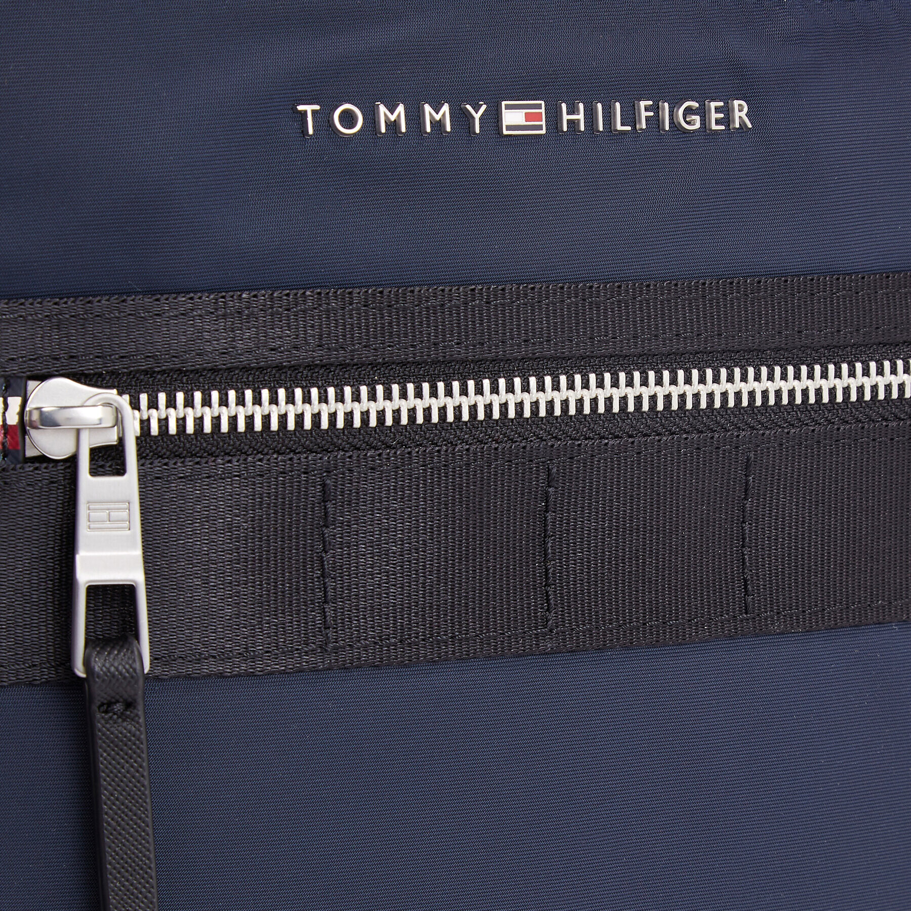 Tommy Hilfiger Torbica za okrog pasu Th Elevated Nylon Mini Crossover AM0AM11570 Mornarsko modra - Pepit.si