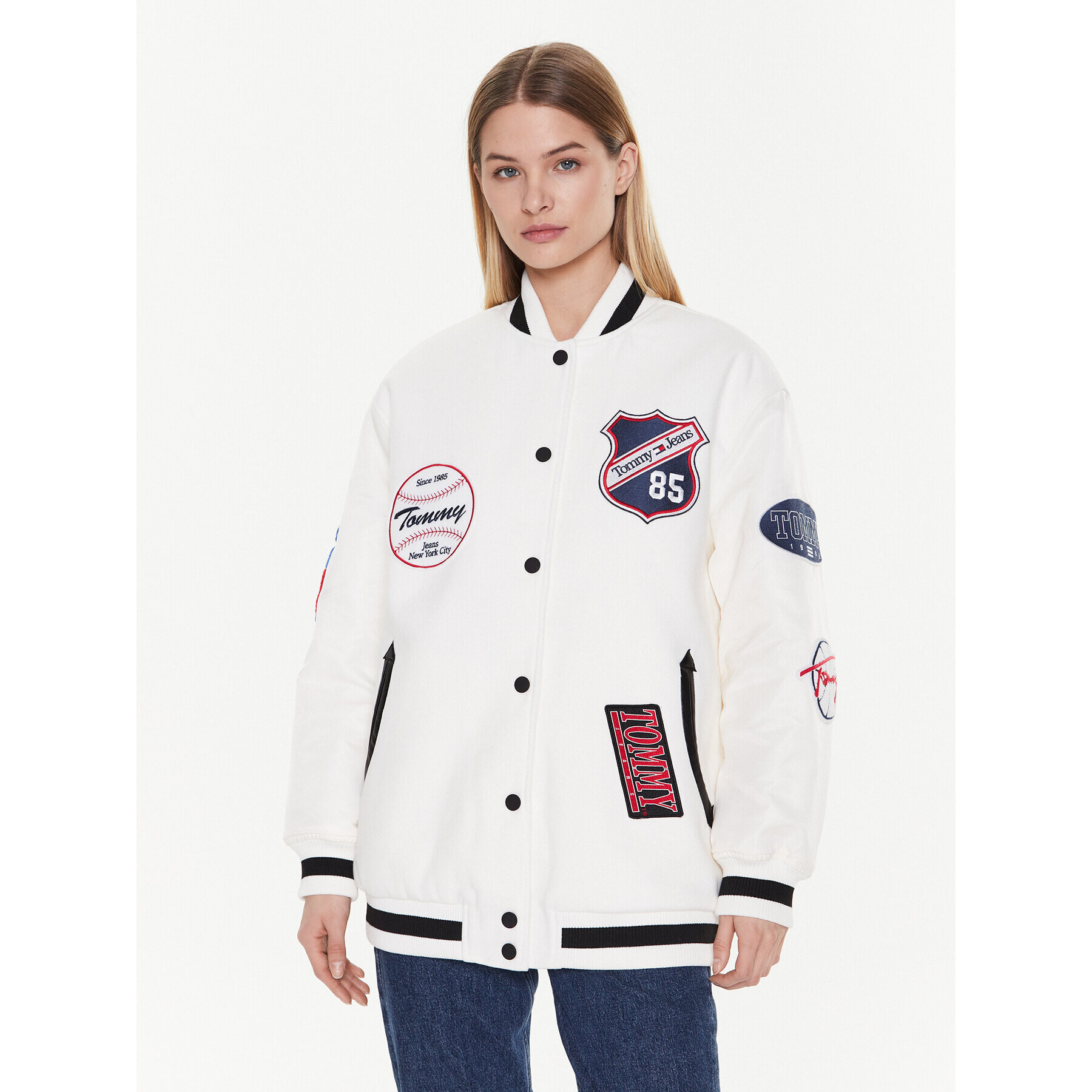 Tommy Jeans Bomber jakna Letterman DW0DW14940 Bela Oversize - Pepit.si