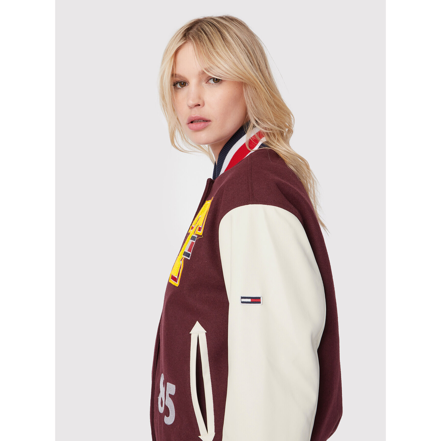 Tommy Jeans Bomber jakna Tjw Letterman DW0DW14293 Bordo rdeča Relaxed Fit - Pepit.si