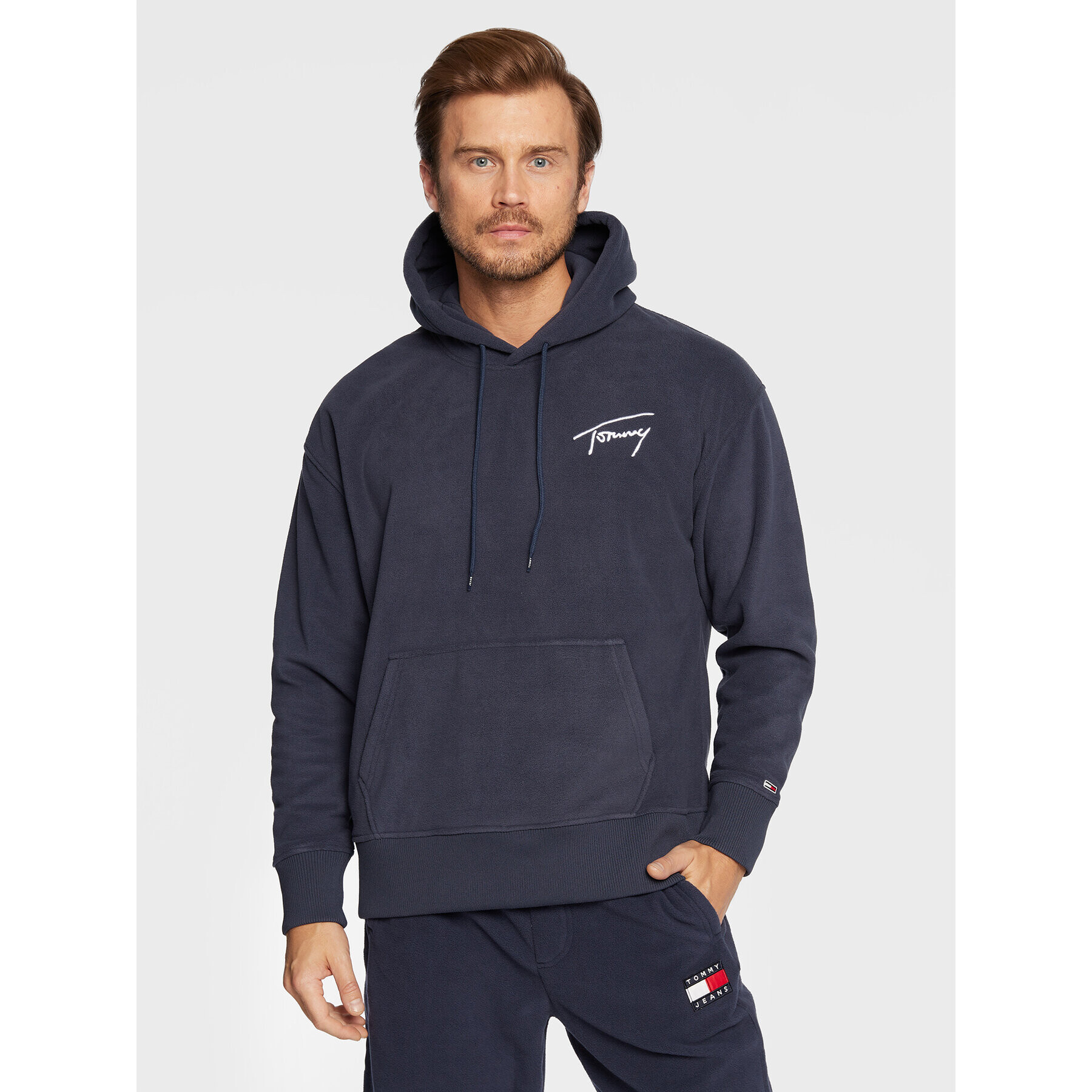 Tommy Jeans Flis Signature DM0DM15030 Mornarsko modra Relaxed Fit - Pepit.si