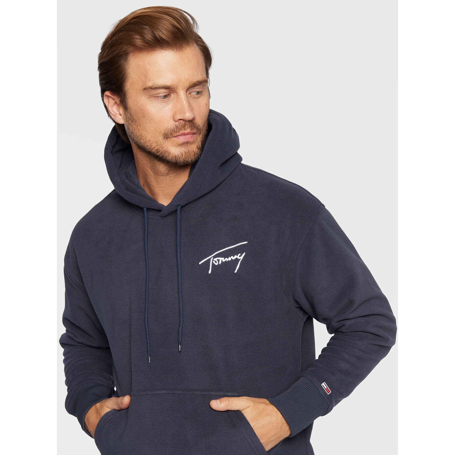 Tommy Jeans Flis Signature DM0DM15030 Mornarsko modra Relaxed Fit - Pepit.si