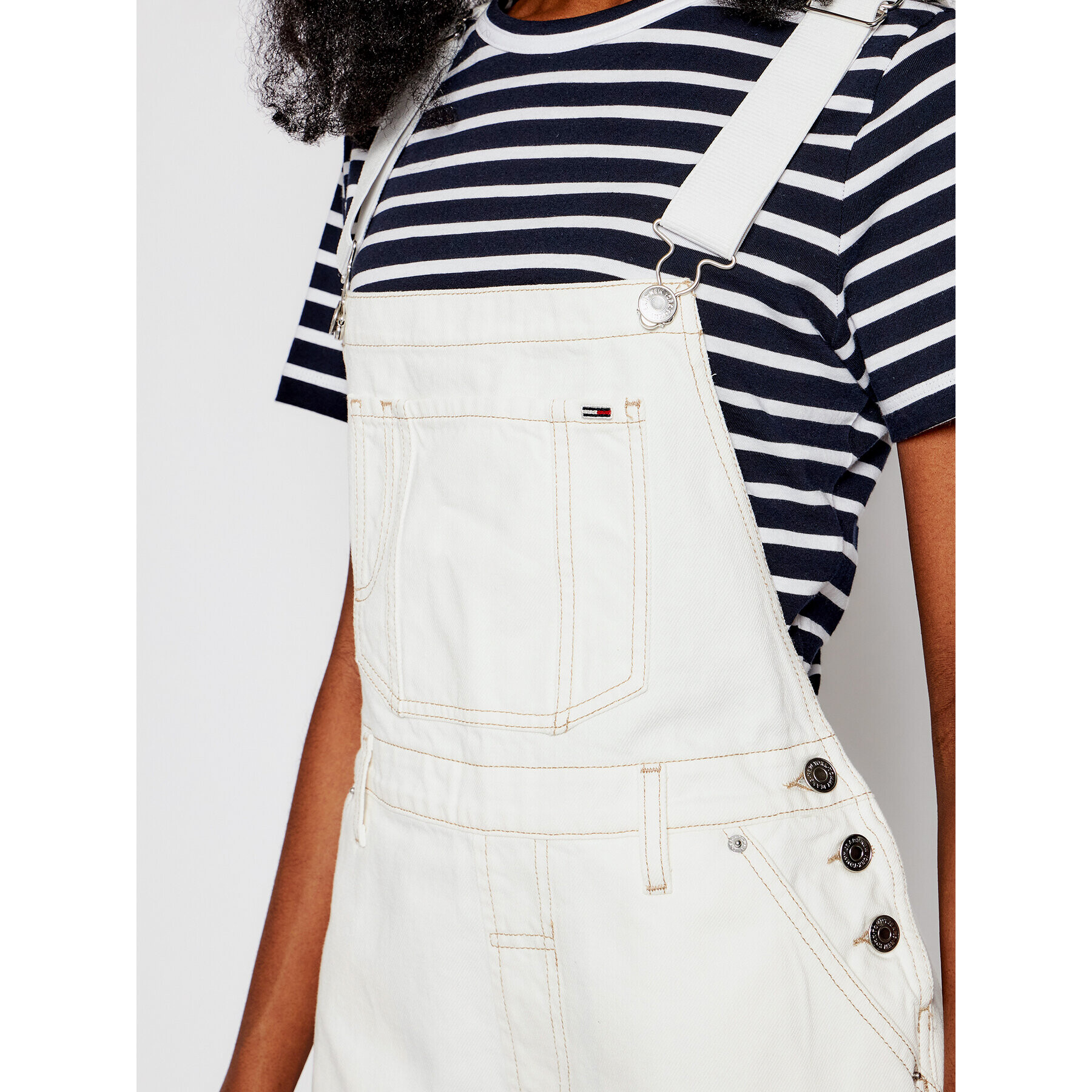 Tommy Jeans Jeans hlače z naramnicami Dungaree DW0DW10109 Bela Oversize - Pepit.si