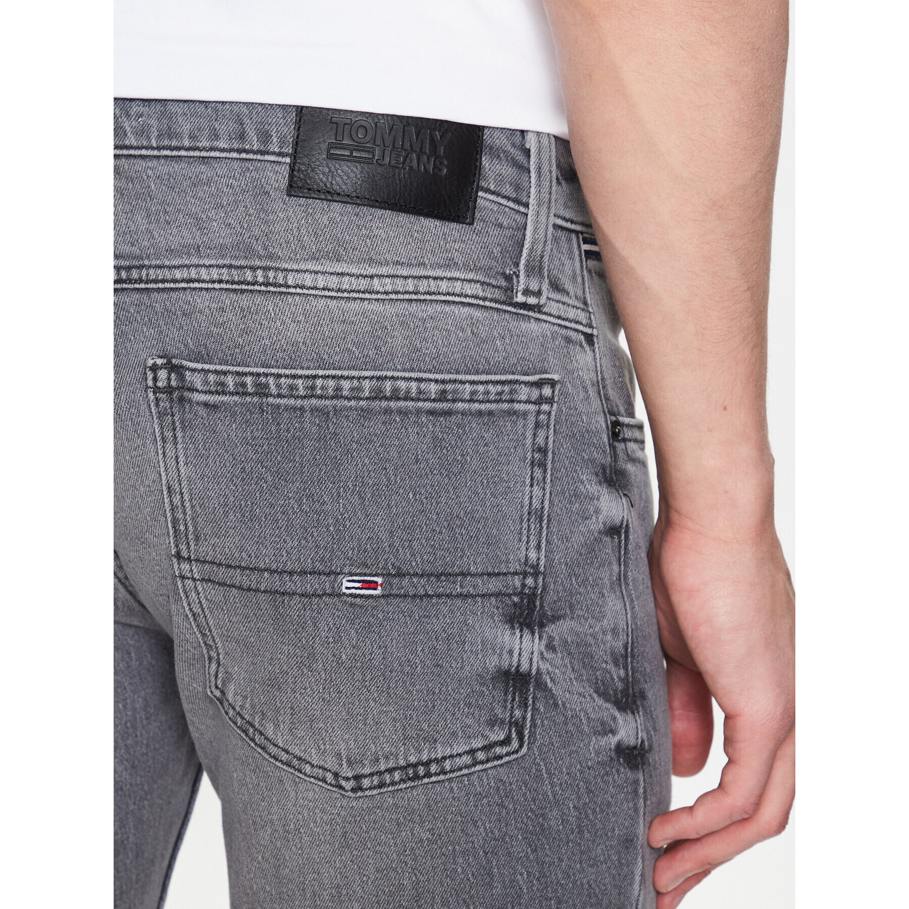 Tommy Jeans Jeans kratke hlače Ronnie DM0DM16349 Siva Relaxed Fit - Pepit.si