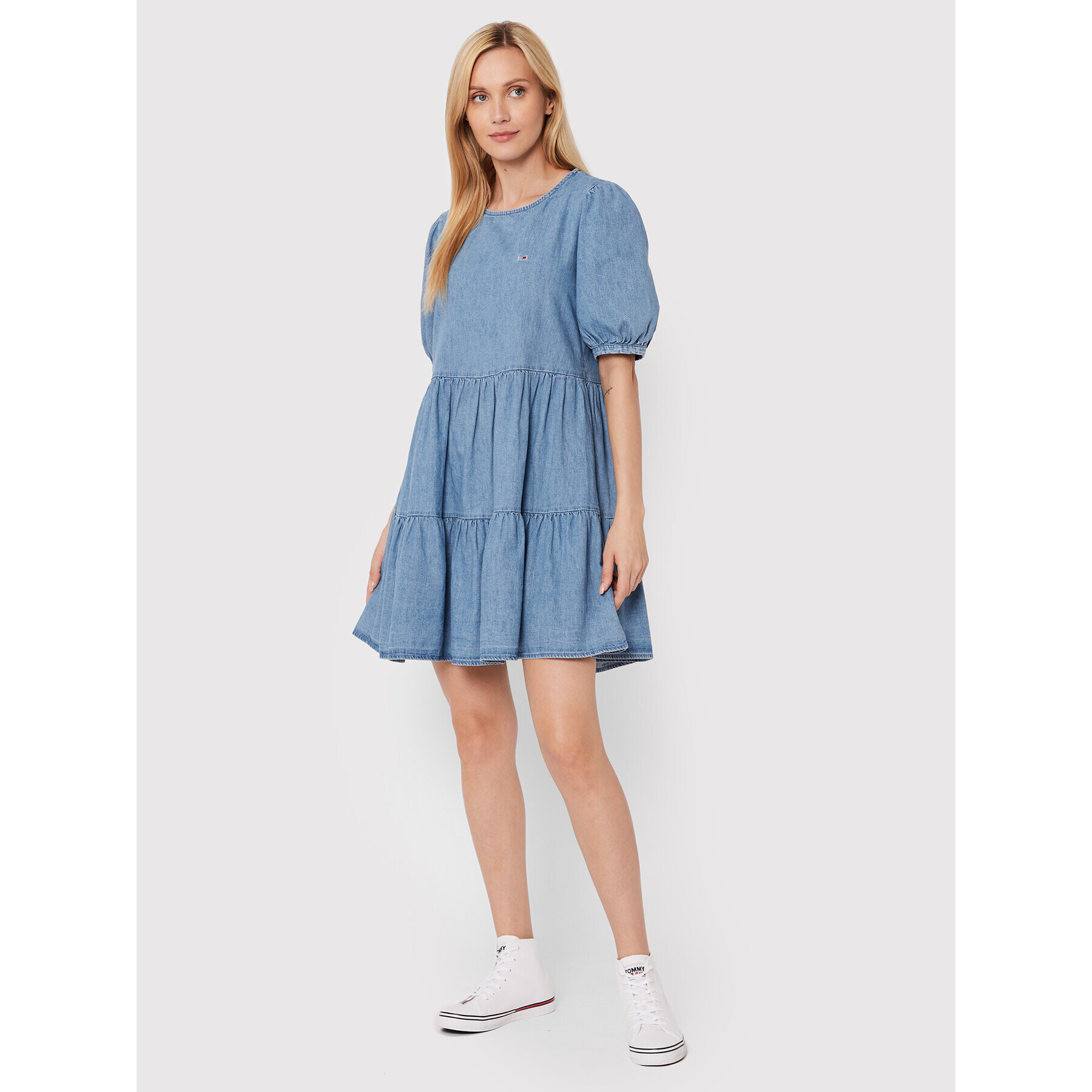 Tommy Jeans Jeans obleka Tiered Chambray DW0DW13832 Modra Regular Fit - Pepit.si