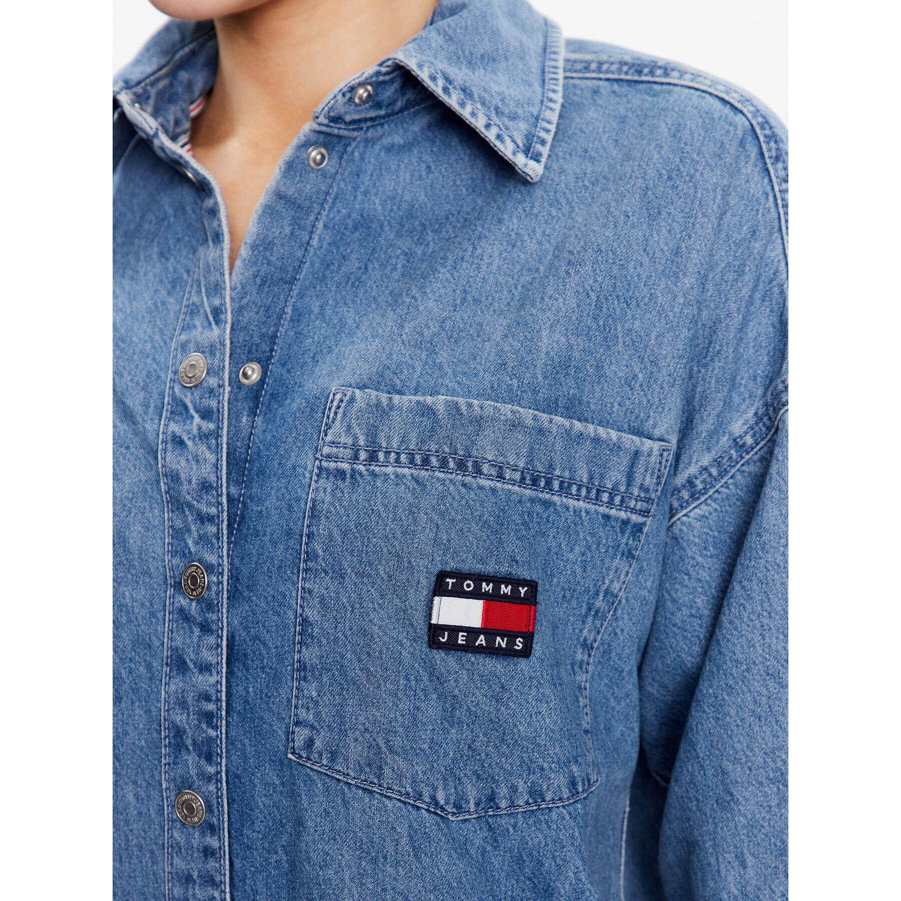 Tommy Jeans Jeans obleka Tjm Badge Denim DW0DW15180 Modra Oversize - Pepit.si