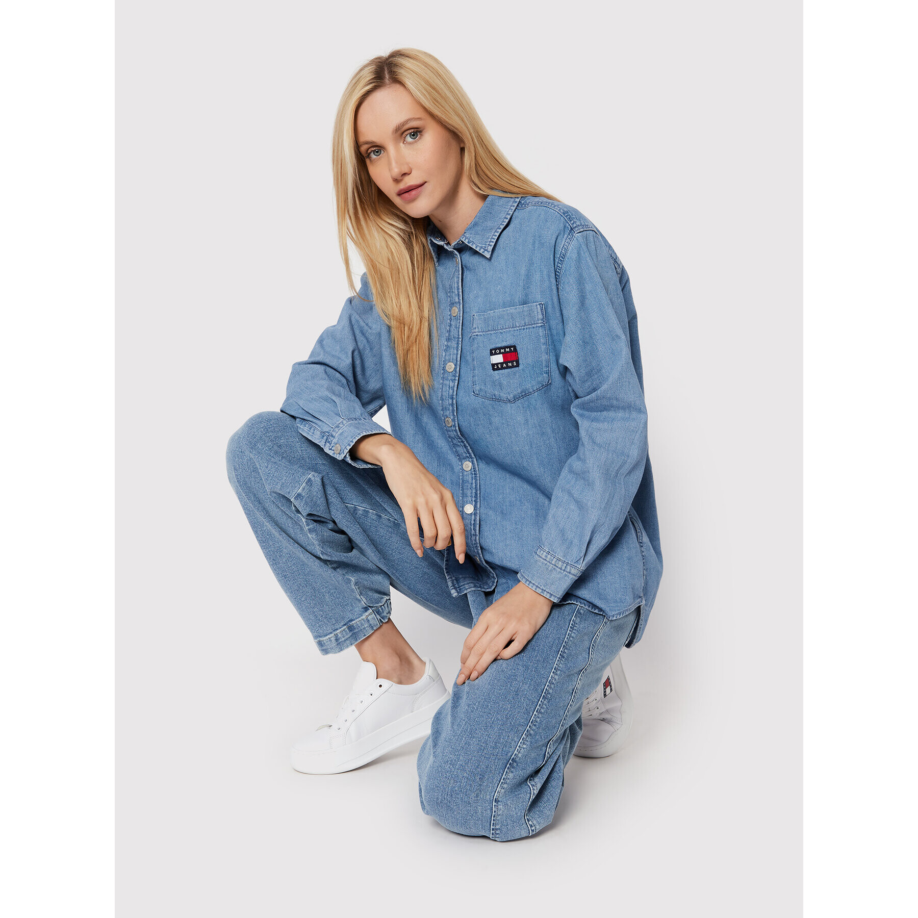 Tommy Jeans Jeans srajca Chambray Badge DW0DW13713 Modra Boyfriend Fit - Pepit.si