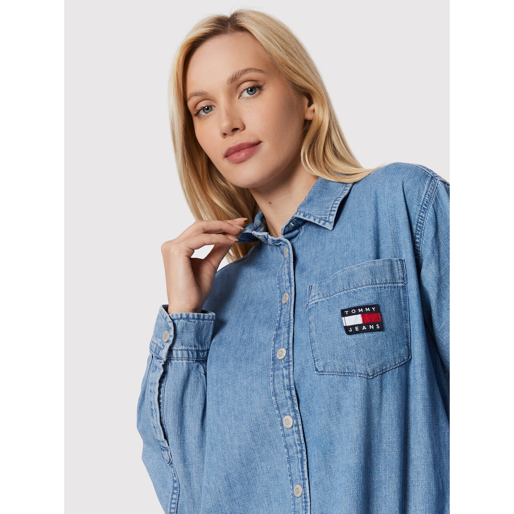 Tommy Jeans Jeans srajca Chambray Badge DW0DW13713 Modra Boyfriend Fit - Pepit.si