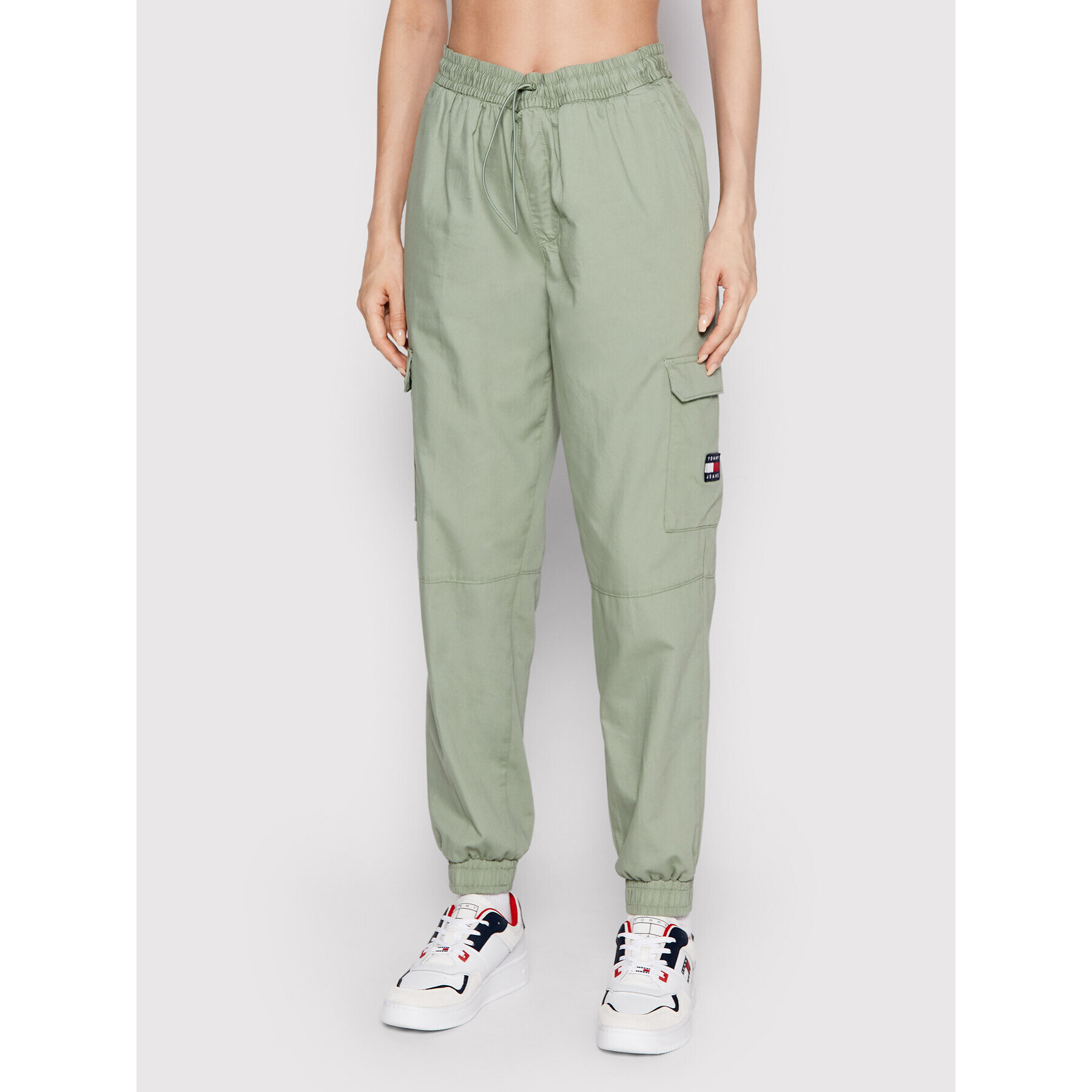 Tommy Jeans Jogging hlače Betsy Cargo DW0DW13090 Zelena Relaxed Fit - Pepit.si