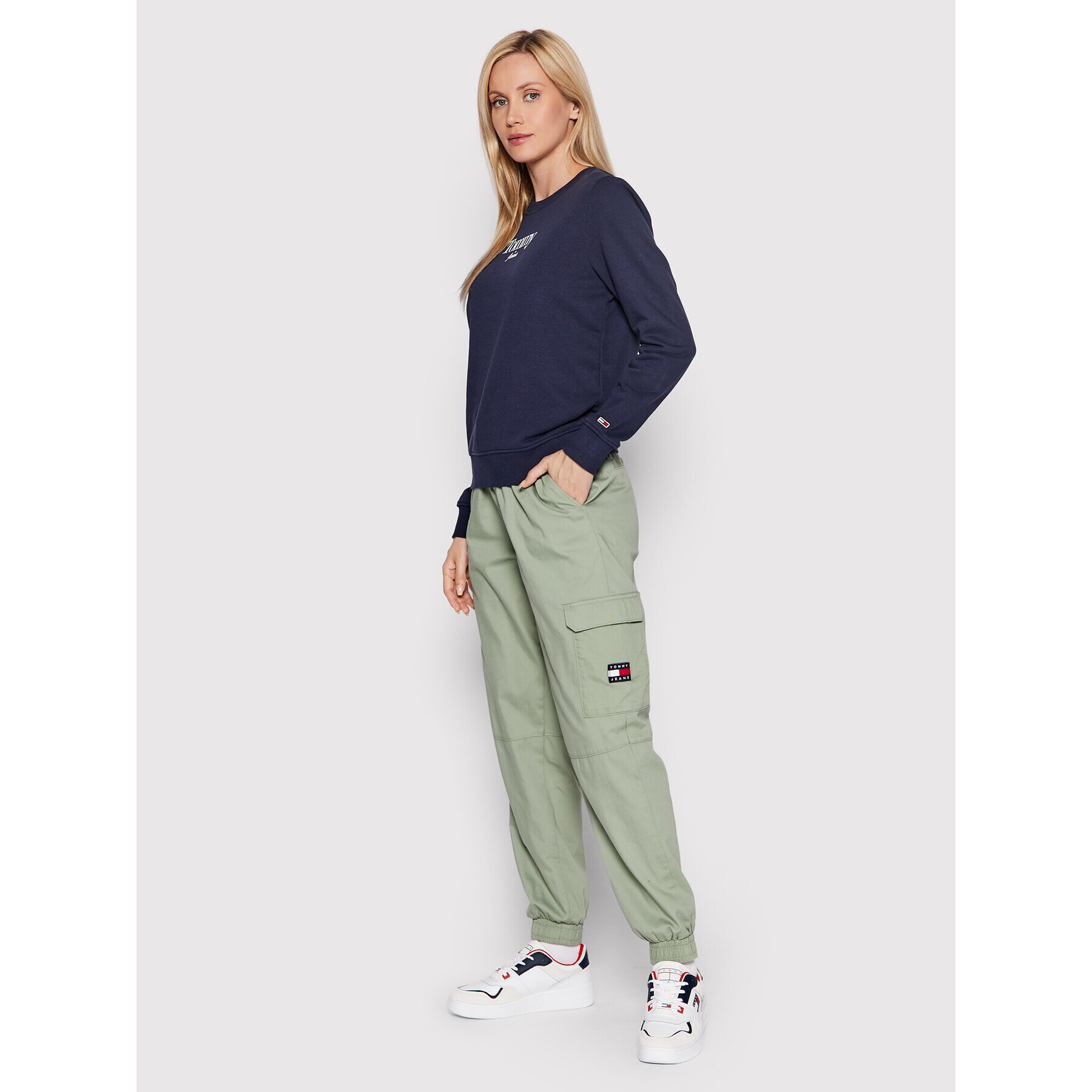 Tommy Jeans Jogging hlače Betsy Cargo DW0DW13090 Zelena Relaxed Fit - Pepit.si