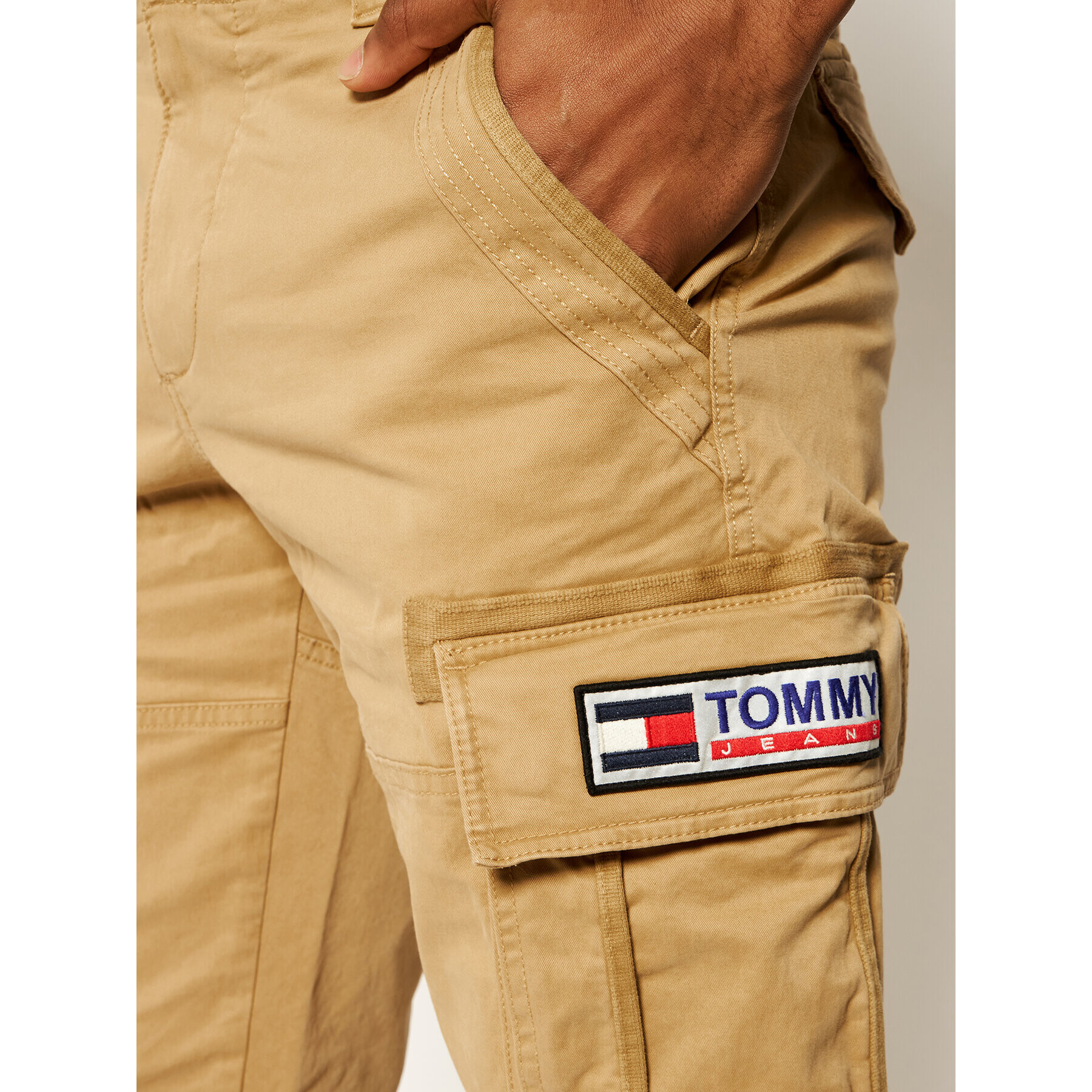 Tommy Jeans Kratke hlače iz tkanine Solid Cargo DM0DM08548 Rjava Straight Fit - Pepit.si