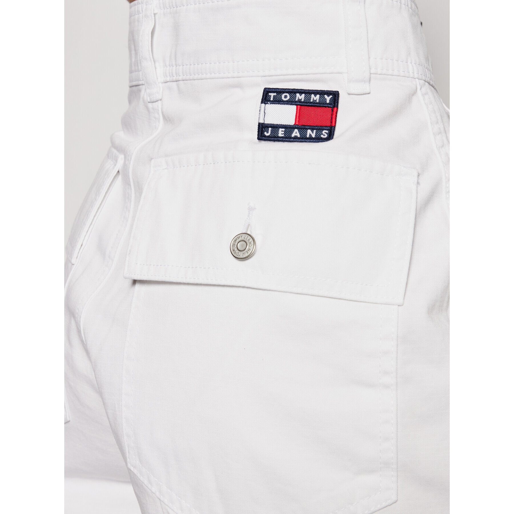 Tommy Jeans Kratke hlače iz tkanine Tjw Harper DW0DW09753 Bela Slim Fit - Pepit.si