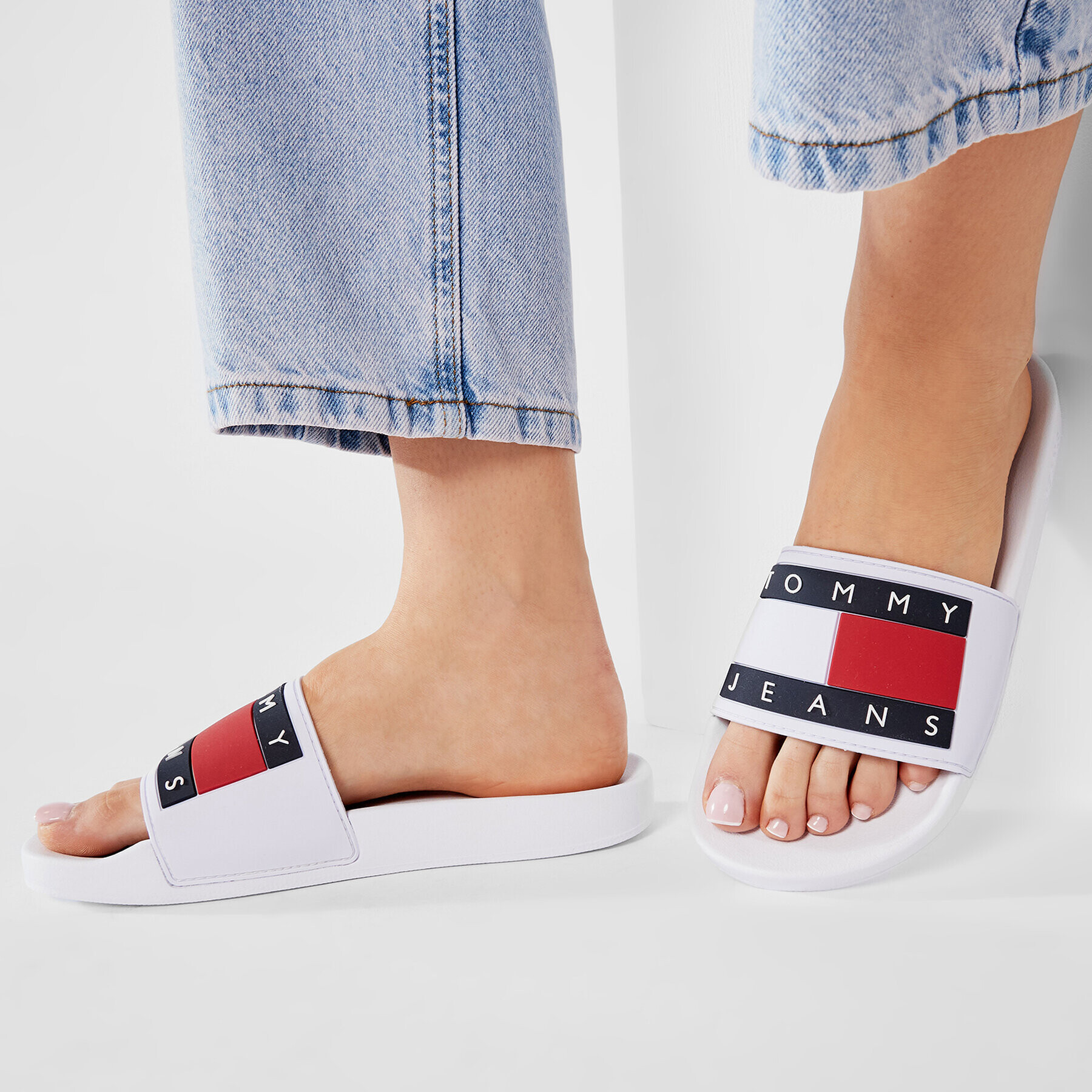 Tommy Jeans Natikači Flag Pool Slide EN0EN01378 Bela - Pepit.si