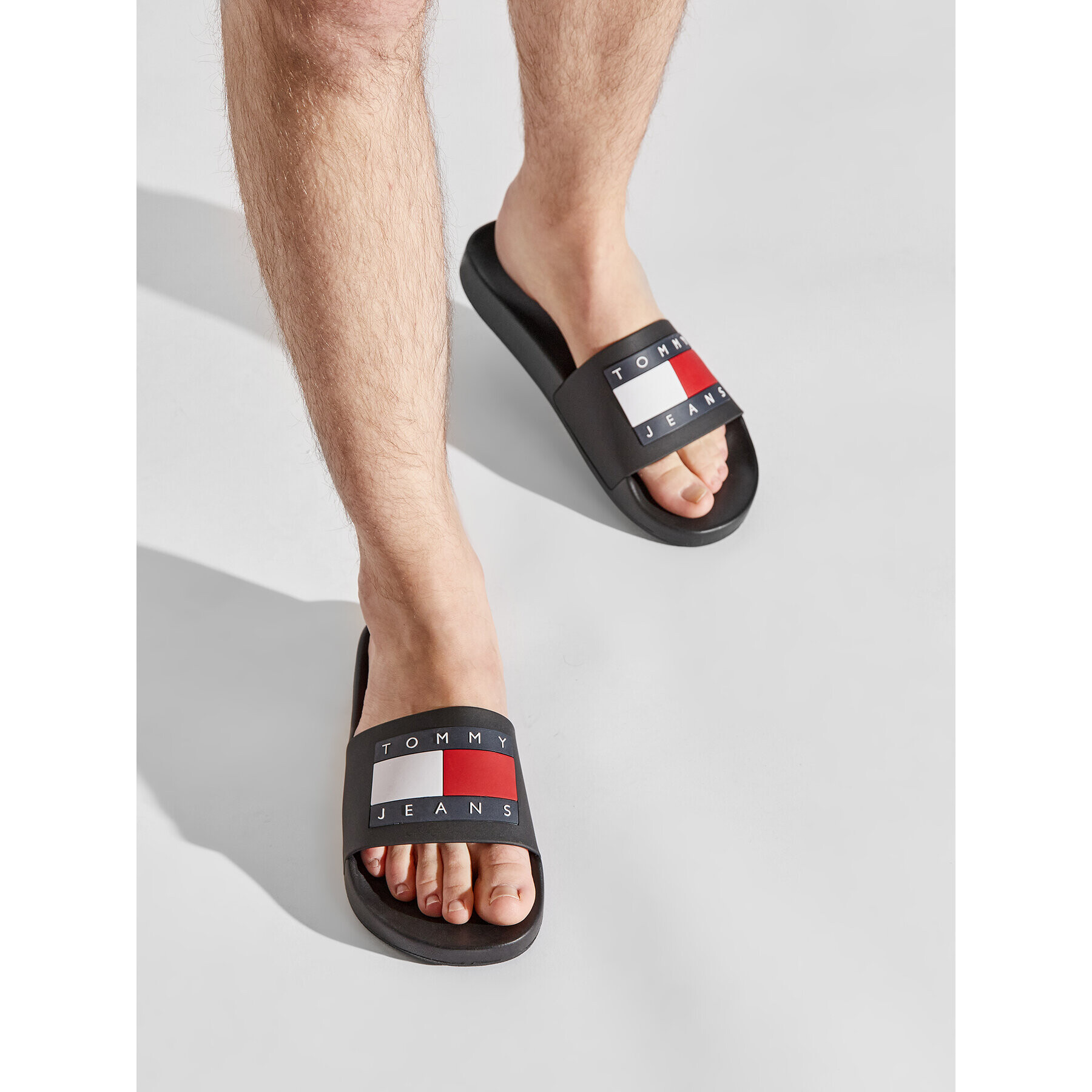 Tommy Jeans Natikači Mens Flag Pool Slide EM0EM01021 Črna - Pepit.si